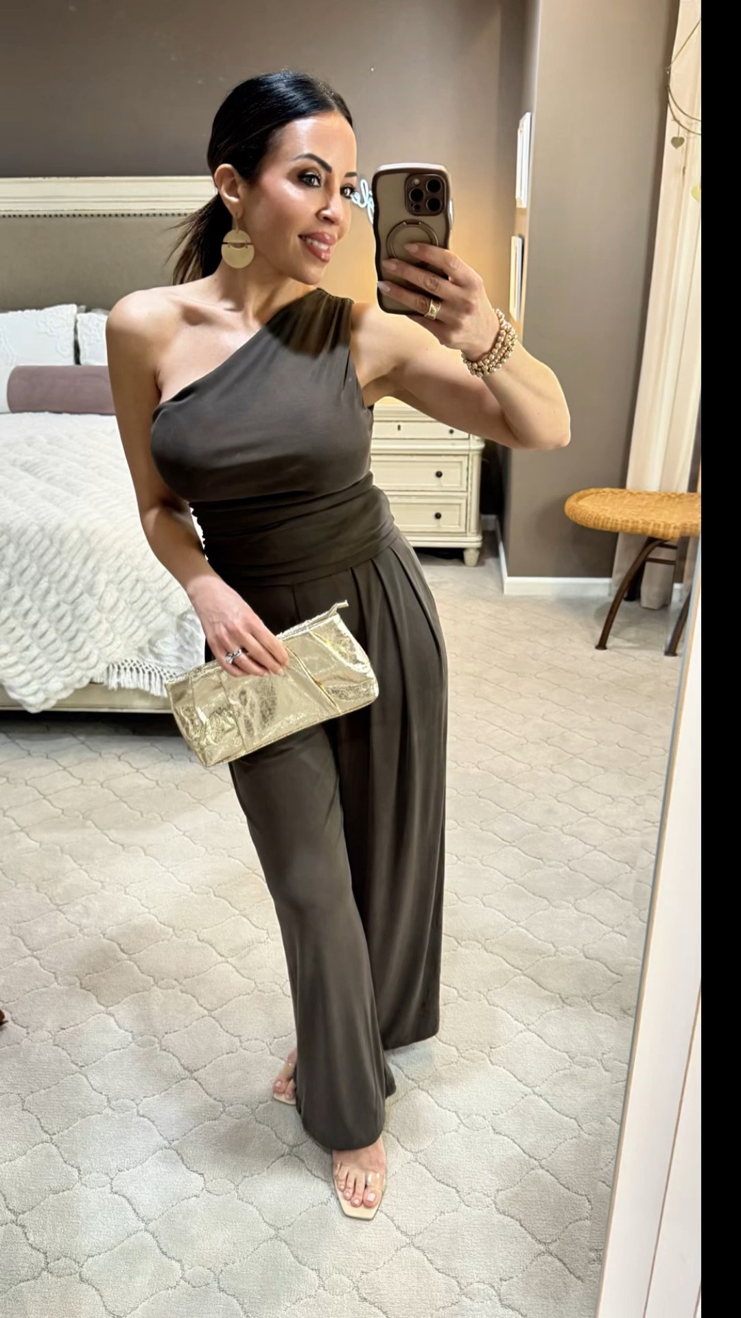 Effortless, elevated, and so comfortable. This OGL Move set is officially on repeat for summer. 🐚
Not only does the top have a built-in bra for maximum ease, but the drape on these pants is beautiful (and yes, they have pockets!). High-end quality at an affordable price point is my absolute favorite combination.
💸 Use code LIZ for 20% off your OGL Move favorites!