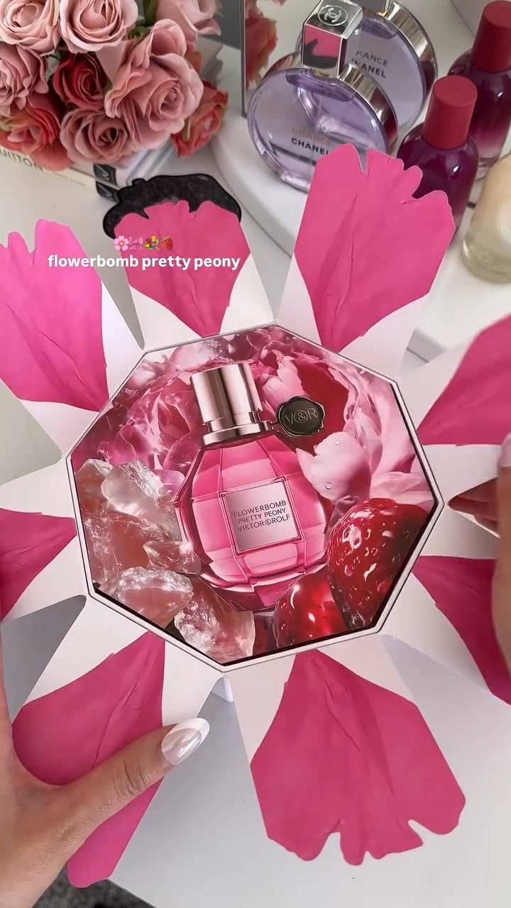 fresh peonies x juicy strawberries 🌸🍓 
#giftedbyviktorandrolf #flowerbombprettypeony

floral, feminine, and alluring 💓

@viktorandrolf_fragrances #perfume #fragrance #unboxing #aesthetic #beautyproducts #girlygirls #beautyreels #asmr #cleangirl #thatgirl #trending #fyp #ugc #ugccreator #pinkaesthetic #pinkpinkpink