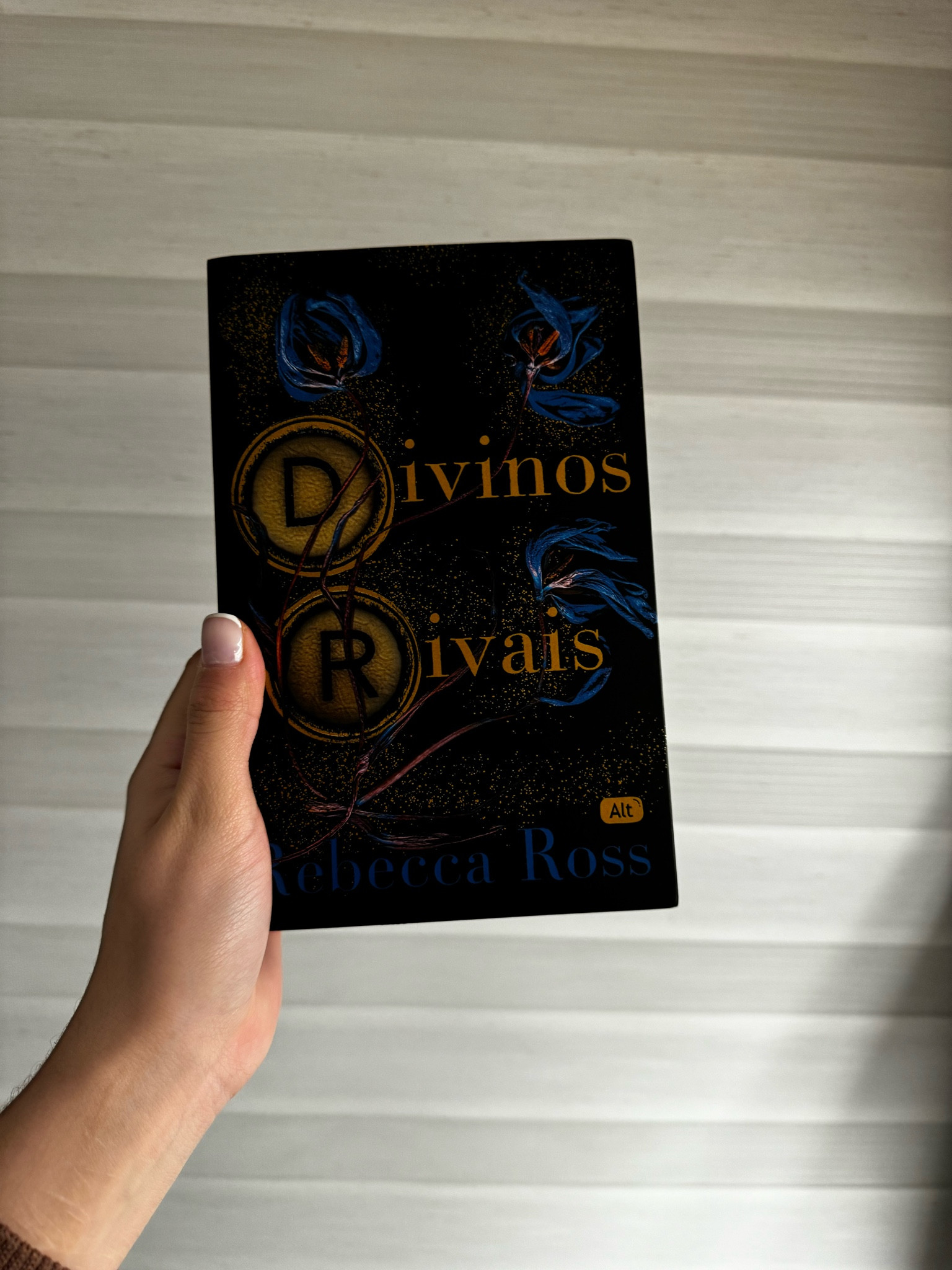 Divinos rivais  -Rebecca Ross - 552 páginas 

Avaliação: ainda não tive tempo de ler, mas estou animada!  

Sucesso de vendas e queridinho de muitos leitores, esse é o primeiro livro da duologia!! 

SINOPSE 
“Após séculos adormecidos, os deuses estão em guerra novamente. No entanto, a única preocupação de Iris Winnow, uma jovem jornalista de dezoito anos, é manter sua família unida e em segurança. 

Enquanto a mãe de Iris sofre para superar um vício e o irmão está desaparecido em meio às trincheiras da guerra, a melhor forma de a garota atingir seu objetivo é conquistando a vaga de colunista no jornal onde trabalha, a Gazeta de Oath. 

Enquanto isso, para lidar com suas preocupações, Iris escreve cartas para o irmão. Porém, misteriosamente, elas vão parar nas mãos de Roman Kitt, seu insensível e fascinante rival na redação do jornal. 

Quando ele passa a responder anonimamente as cartas, os dois criam uma conexão mágica que seguirá Iris até a linha de frente da batalha, em uma busca por seu irmão, pela salvação da humanidade e pelo amor.”

#LTKover50style #LTKstyletip #LTKgiftguide