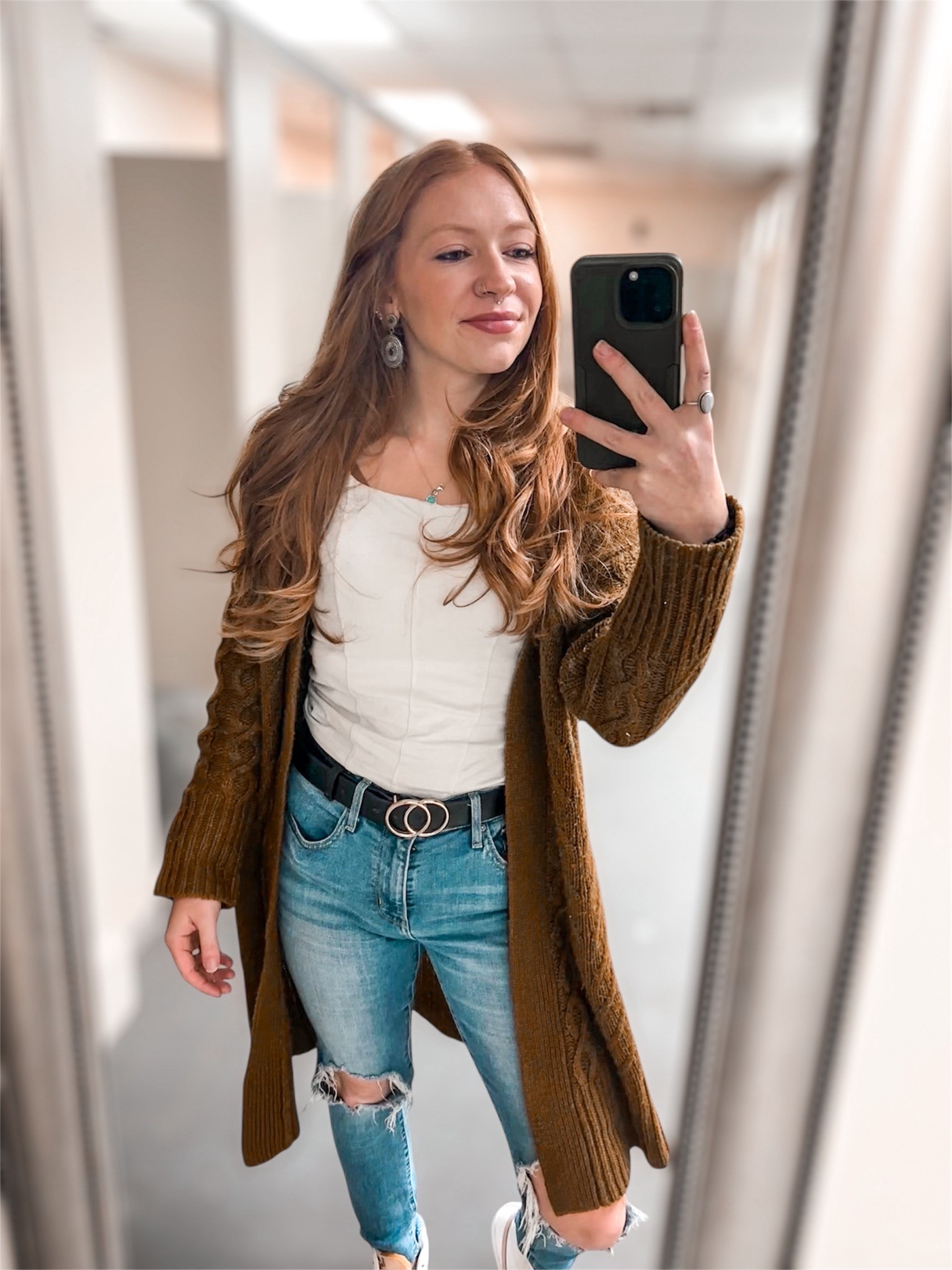 This is one of those outfits that works for real life — a lightweight duster cardigan, white cropped tee, ripped Levi’s, and Nike Blazers to finish it off. Casual, comfy, and still put together for errands, school pickup, or coffee runs. I linked the exact jeans, belt, and shoes since they’re staples I wear on repeat.
Simple outfits > overthinking every time.
#LTKStyle #MomOutfits #EverydayStyle #CasualChic #LayeredLook #NikeBlazers #LevisJeans #ComfortableStyle #LTKFinds #BusyMomLife

#LTKgrwm #LTKmomlife #LTKootd