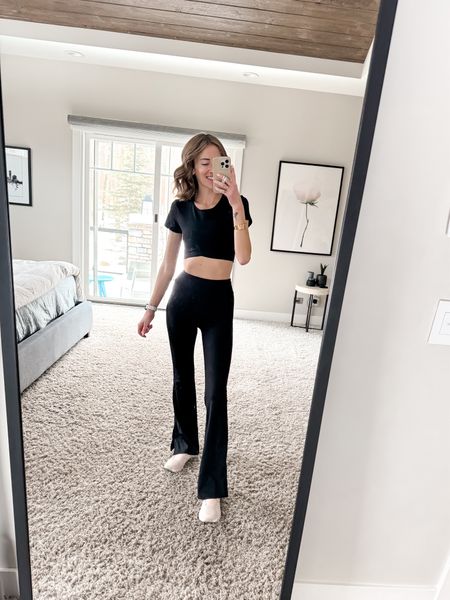 Halara workouts athleisure outfits style for moms with black flare leggings 