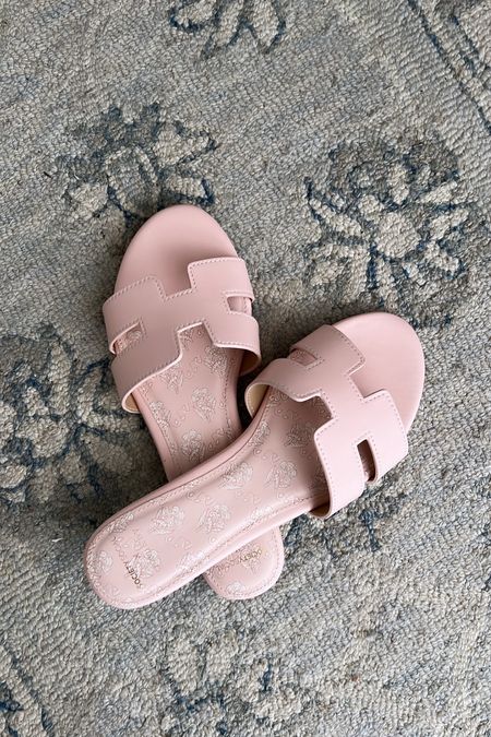 Cannot beat the price on these designer dupes! Also available in white or blue!

H sandals
Hermes sandals
Pink sandals
Summer shoe


#LTKSaleAlert #LTKSeasonal #LTKOver40