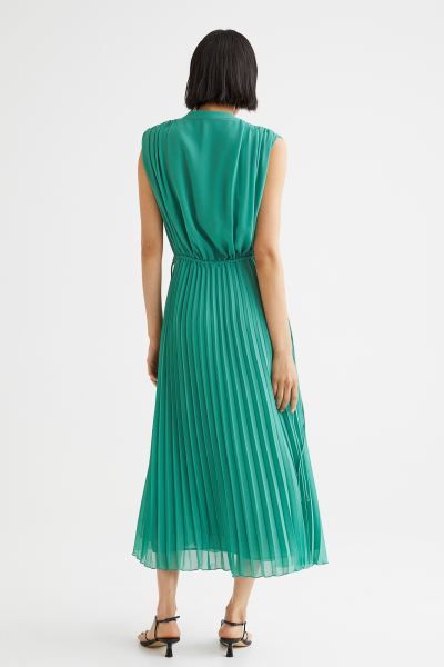 Calf-length, pleated dress in airy chiffon. Low stand-up collar, V-shaped opening at front, cap s... | H&M (US)