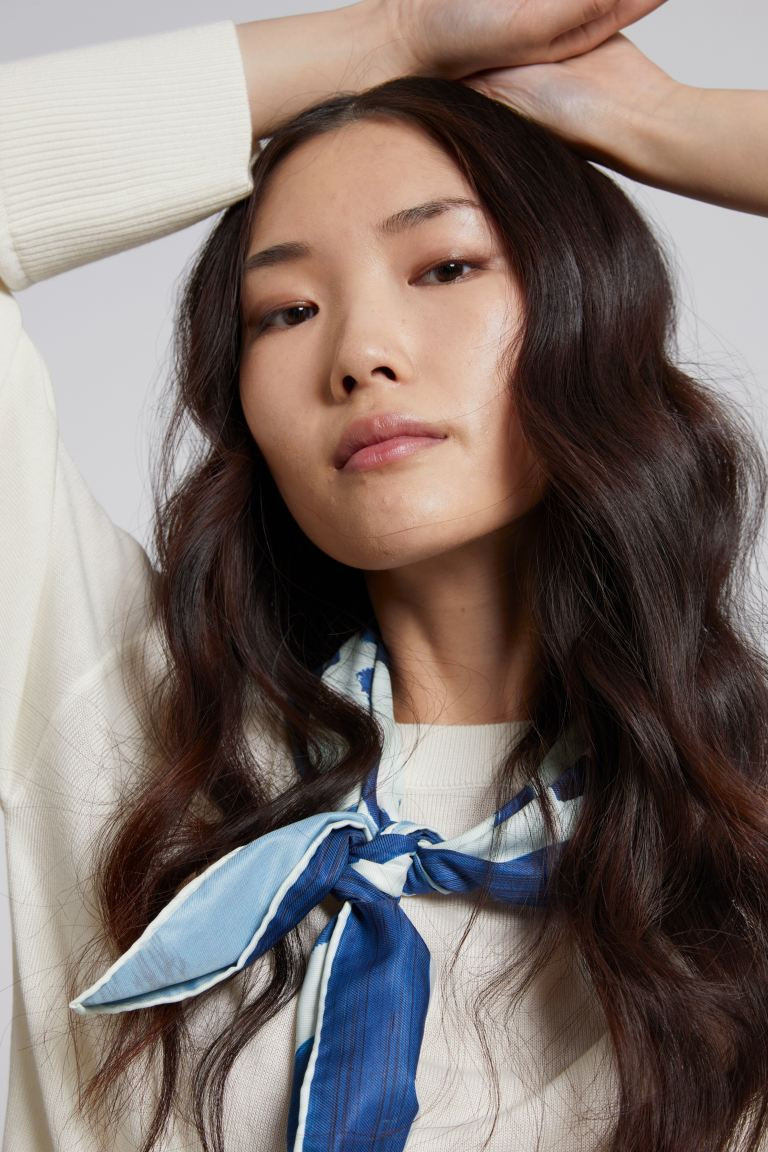 Quadratisches Halstuch mit Pinselstrichen | H&M (DE, AT, CH, NL, FI)