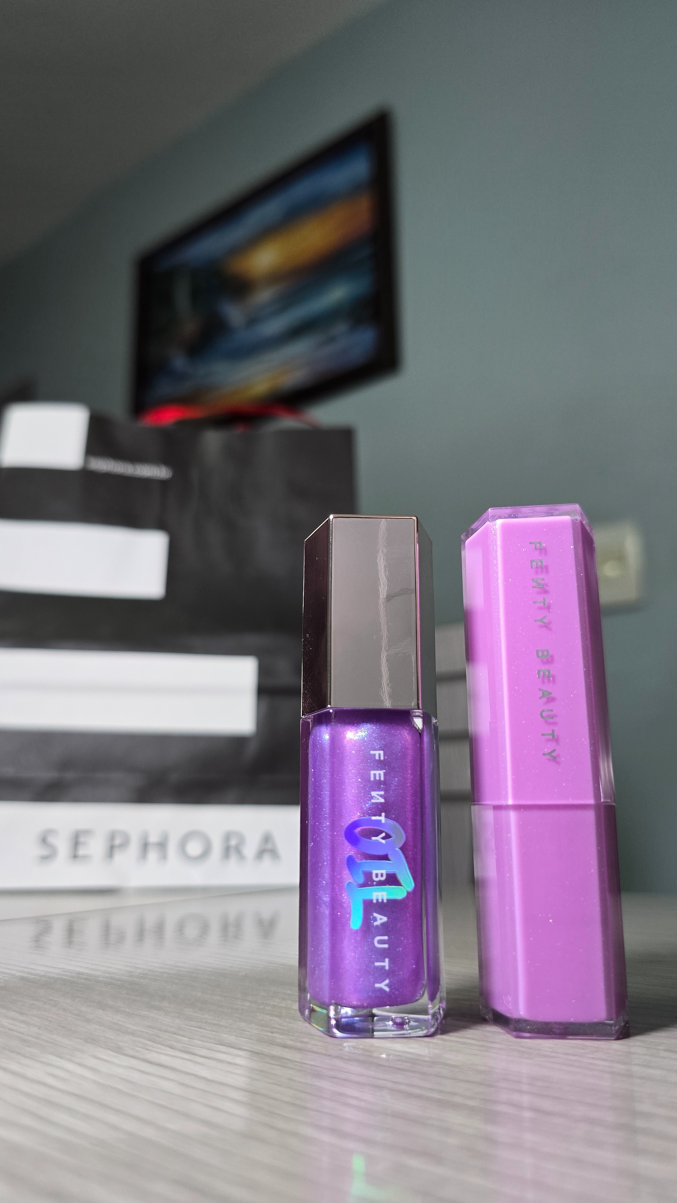 A dona @badgirl arrasa sempre.* gloss bomb stix shimmer fenty beauty na cor ICE AMETHYST* gloss bomb oil fenty beauty a cor JELLYFISHamei as duas cores, são bem parecidas e brilham mais que o sol rsrs.@fenty #fenty #maquiagem #batons #gloss

#LTKbeleza