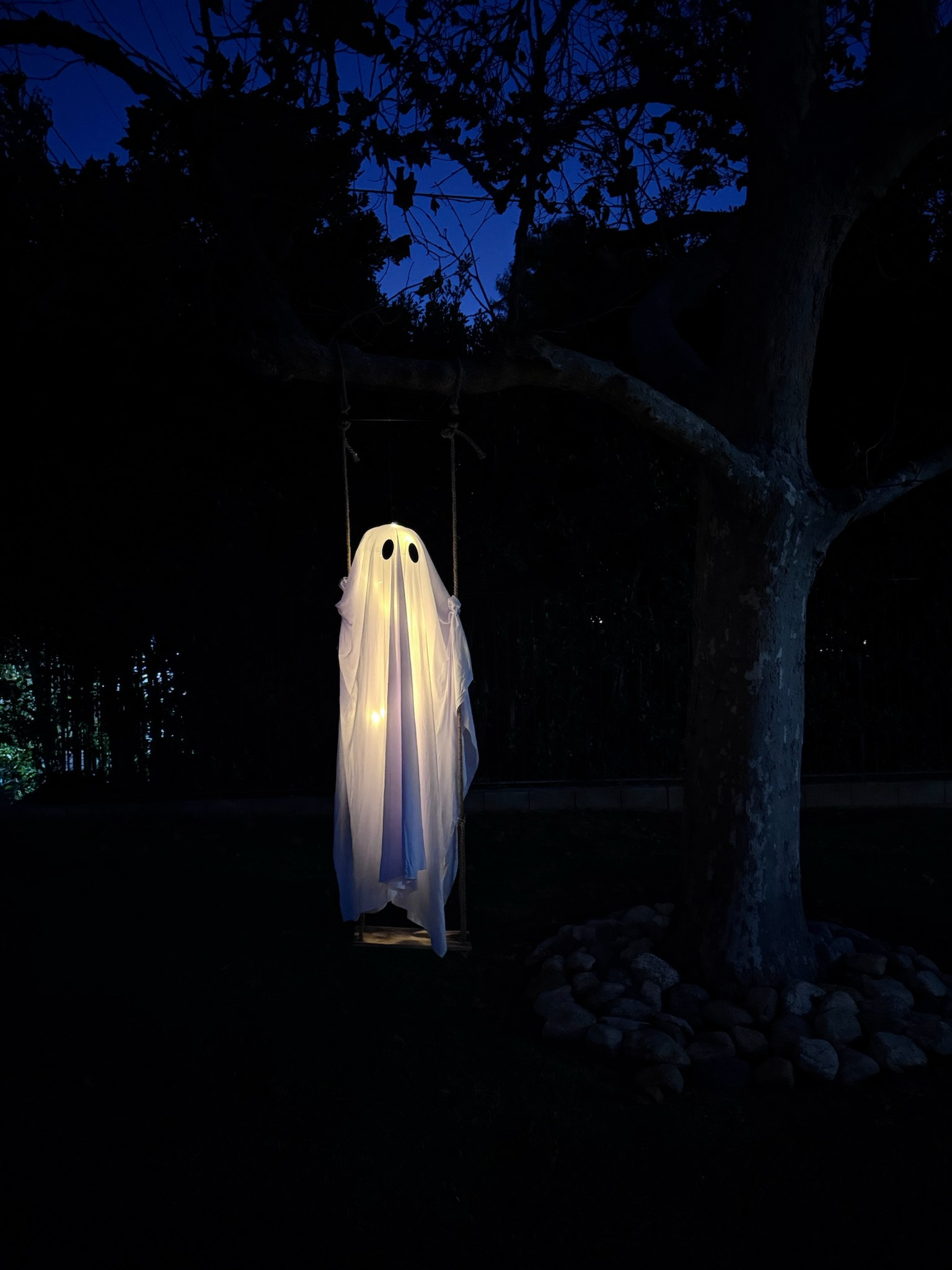 This swinging ghost has become one of my favorite decor pieces for Halloween🖤👻





Halloween decor, outdoor Halloween decor, ghost decor, Halloween decorations, Halloween finds, spooky season, fall decor, stylenright, shelli enright 

 #LTKSeasonal #LTKHome