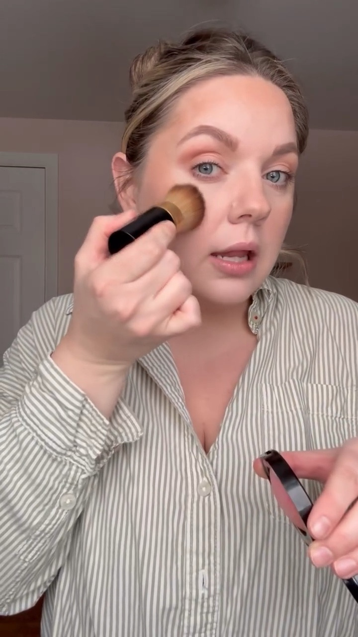 @lauragellerbeauty gifted me their Blush-n- Brighten blush, in the shade pink butter cream and kabuki brush. Talk about  winning combo! Two easy to use products that make application simple and fool proof. 

The blush is enriched with antioxidants that leaves skin smooth and hydrated. Perfect for these winter months helping to give your skin an extra boost of radiance. A product that is for skin of all ages, empowering women with effortless beauty. 💗

#sponsored #lgbrighten