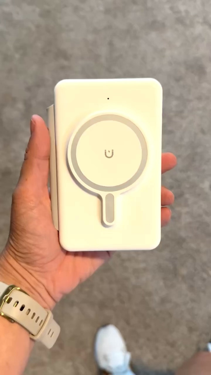 More travel essentials during this busy season! This 3-in-one charger compactly charges multiple devices in a sleek packable size. A must-have when space is at a premium! 


#techgear #travelgear #traveltips

#LTKTravel #LTKVideo #LTKMens