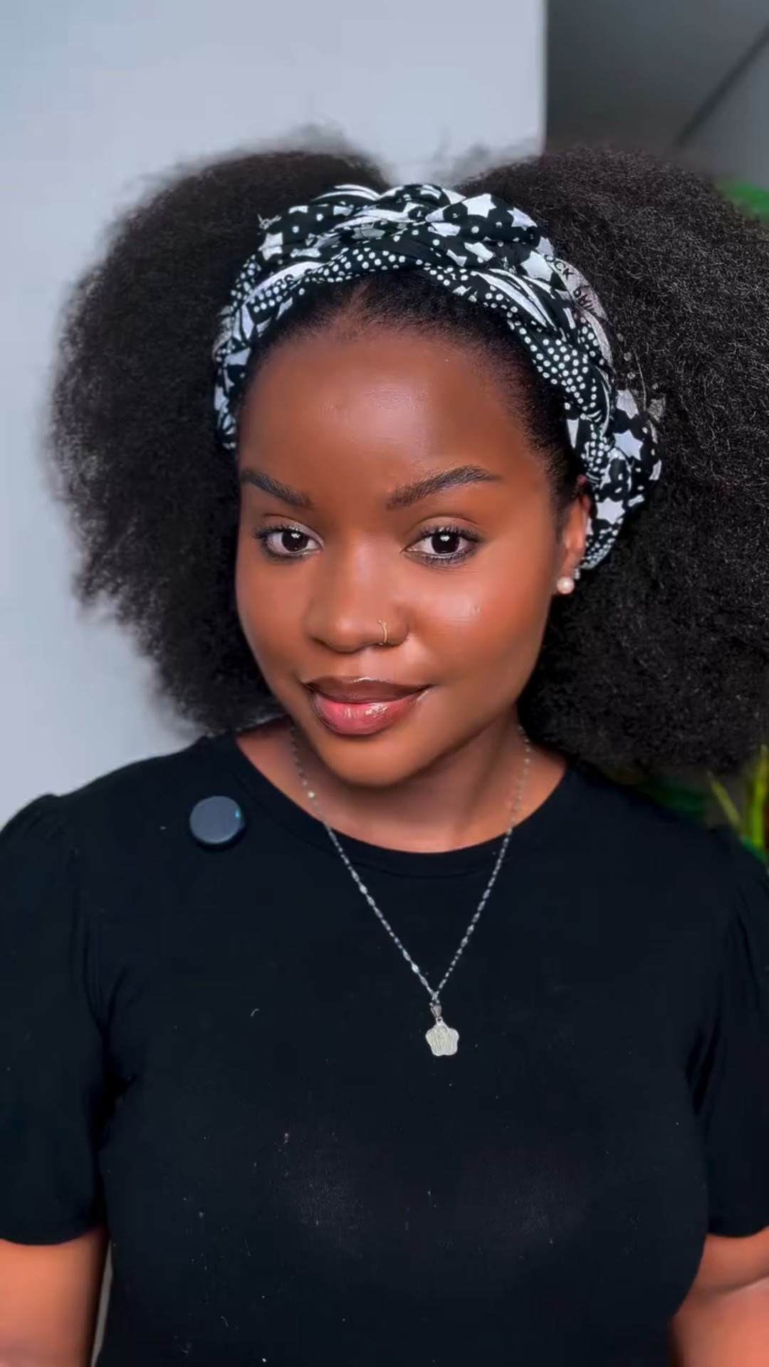 O básico que precisas para fazer uma maquiagem 🥰 

@avonbrasil : base e corretivo
 @sheglam_official: pó e corretivo 
@latikacosmetics: blast
 @rubyrosebrasil : mascara de cílios 
@vivaicosmeticos : lápis 
@bobbirara_cosmeticos : gloss 
@ltk.brasil 

#tutorial #dicas #beauty #makeuptutorial #grwm #ltk