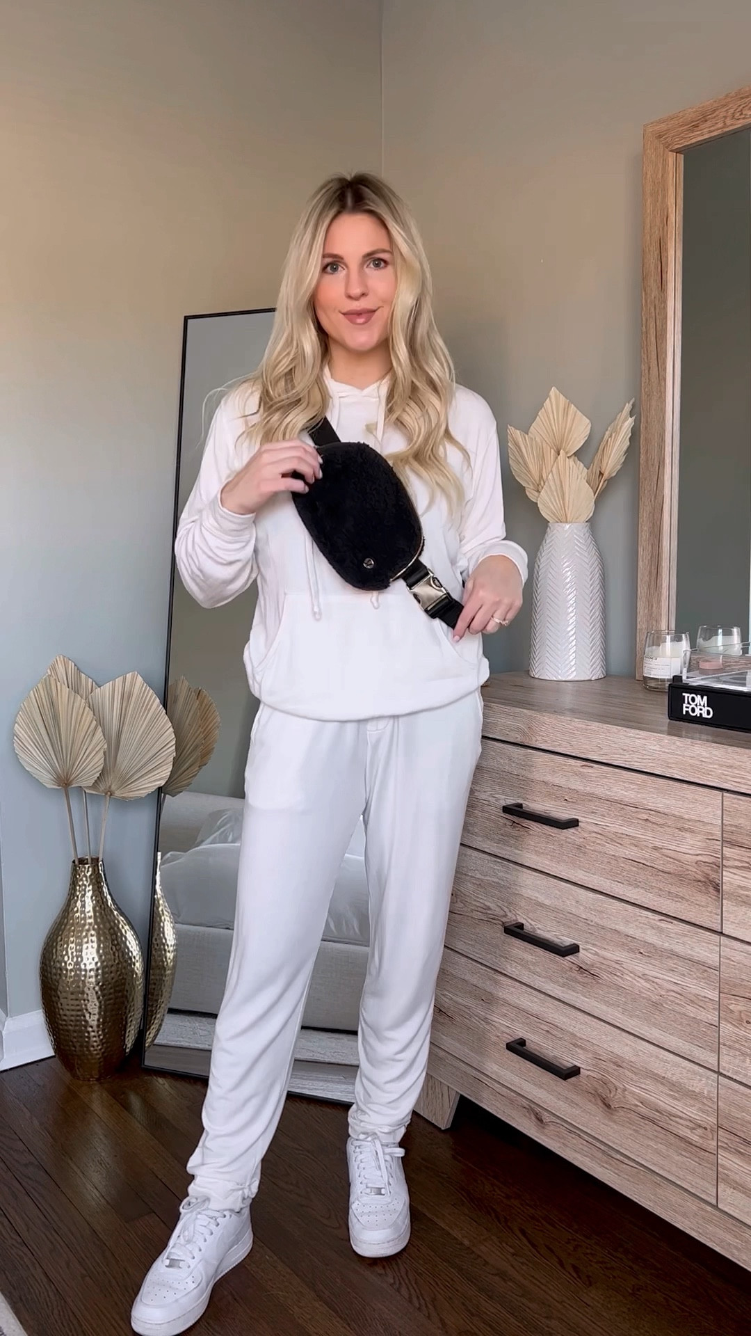 30 days of winter outfits day 4: what I would wear to the grocery store 🛒 (set is from bleusalt)

#loungewear #matchingset #groceryshopping #casualwinteroutfit #casualootd #neutralootd #neutralstyle #sherpa 