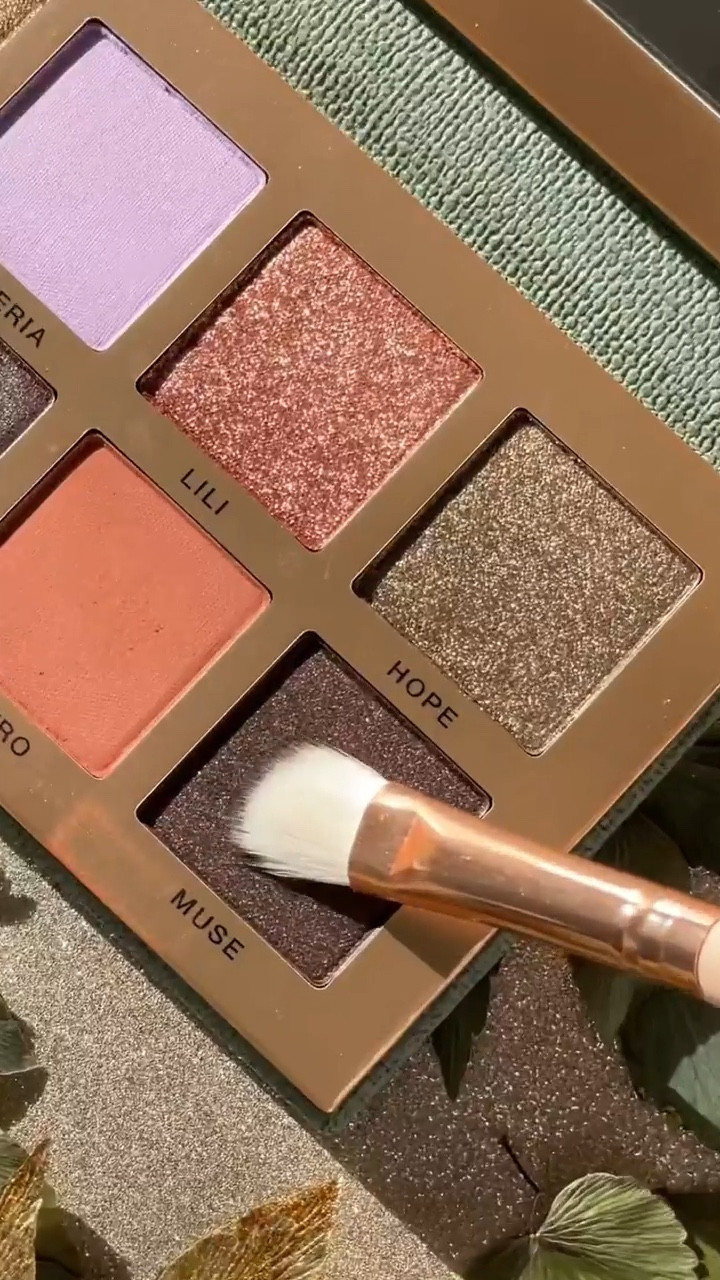 Detalhes e Swatches da Paleta
Nouveau de Anastasia Beverly Hills! É
apaixonante e de tirar o fôlego de tão bela!
Claro, tem o selo NA CHON de qualidade!

#LTKbrasil