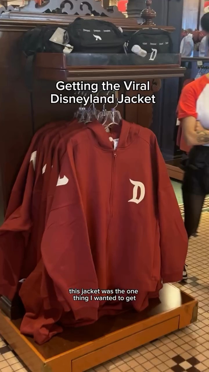 Disneyland Jersey Zip Up!

I got this to lounge in or wear to the airport the oversize fit is sooo flattering the grey/navy colorway is also really pretty! 

#Disney #Disneyland #disneylife