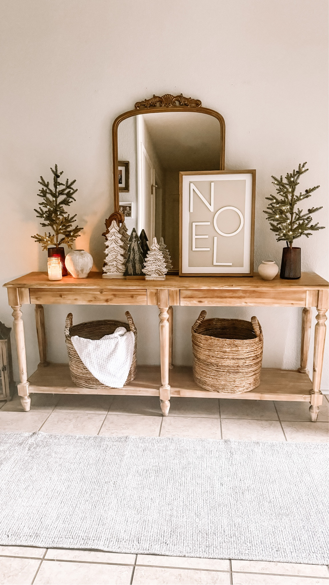 Christmas Entryway

#LTKHoliday #LTKSeasonal