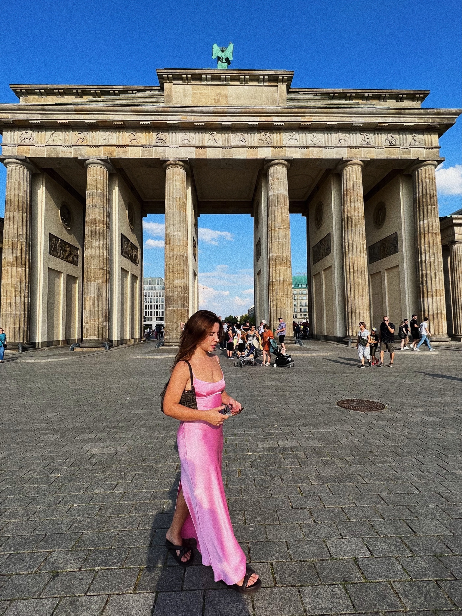 Vestidos acetinados para mim são as peças mais fácies de um guarda roupa, eles vão desde um casamento simples até um vestido dia-dia você só precisar mudar os acessórios de acordo com a ocasião. Fora que você pode transforma-los em saias, basta jogar uma camiseta ou uma camisa por cima. Na foto como eu ia turistar o dia inteiro em Berlin, eu escolhi uma papete muito confortável que fez o vestido ficar com uma pegada mais dia e super adequado ao verão. 

#LTKstyletip #LTKbrasil