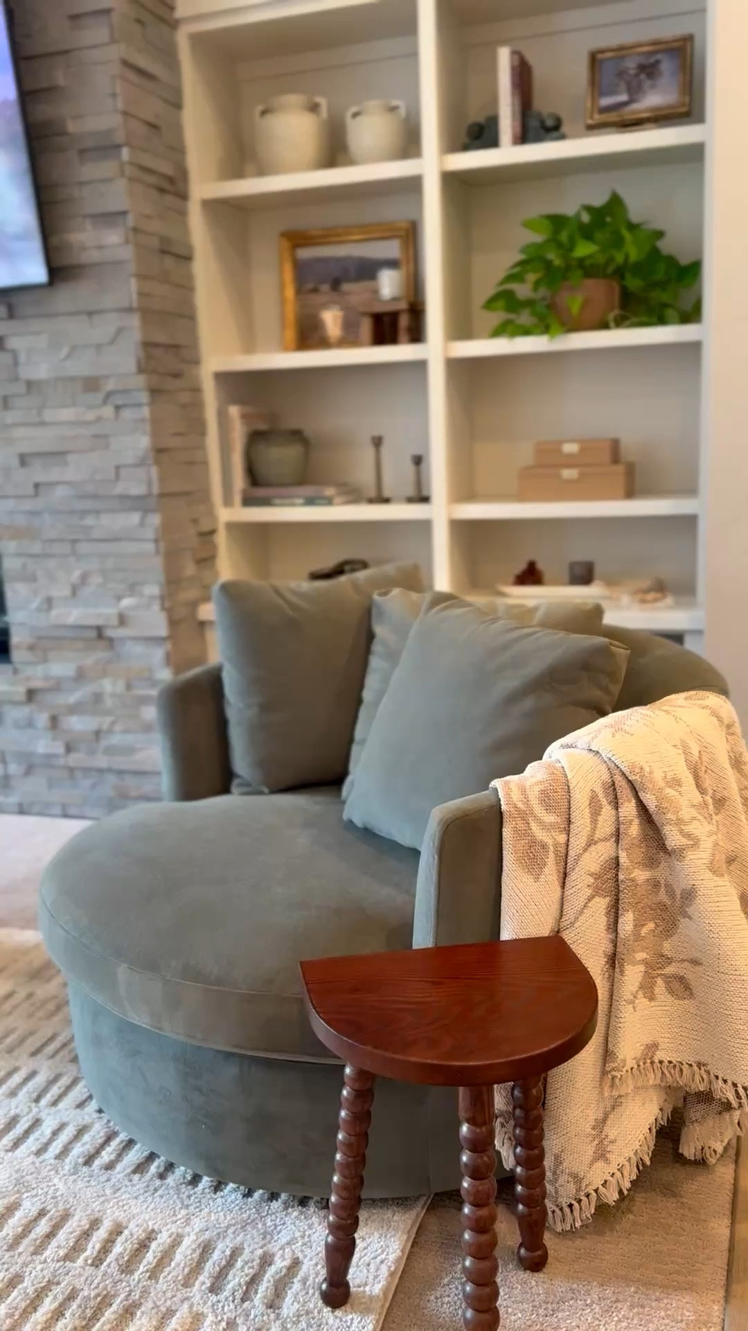 Living room decor 😍

Accent chair, throw, side table, shelf decor, home decor 

#LTKHome