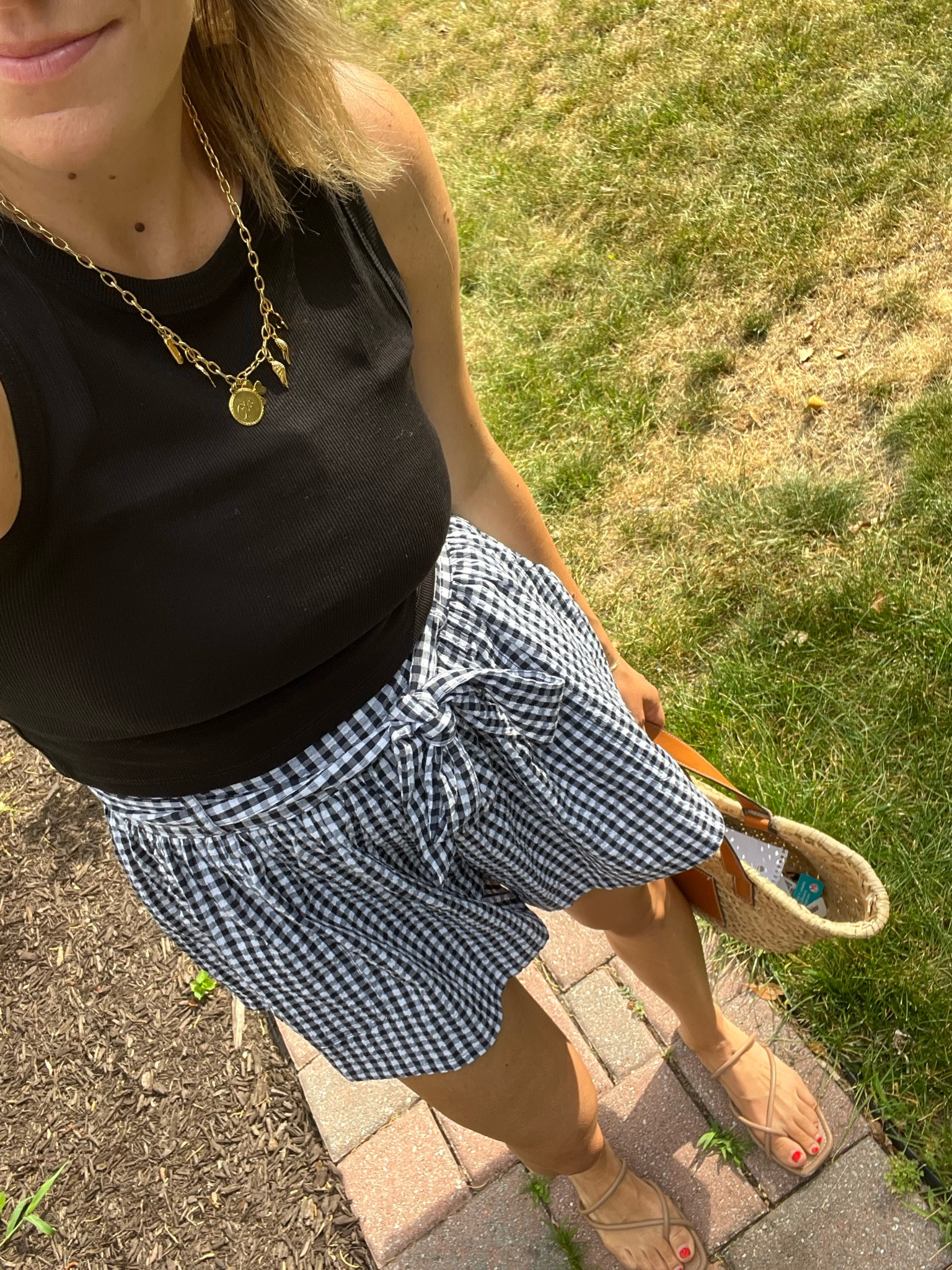 Dead grass and my new favorite shorts ! 