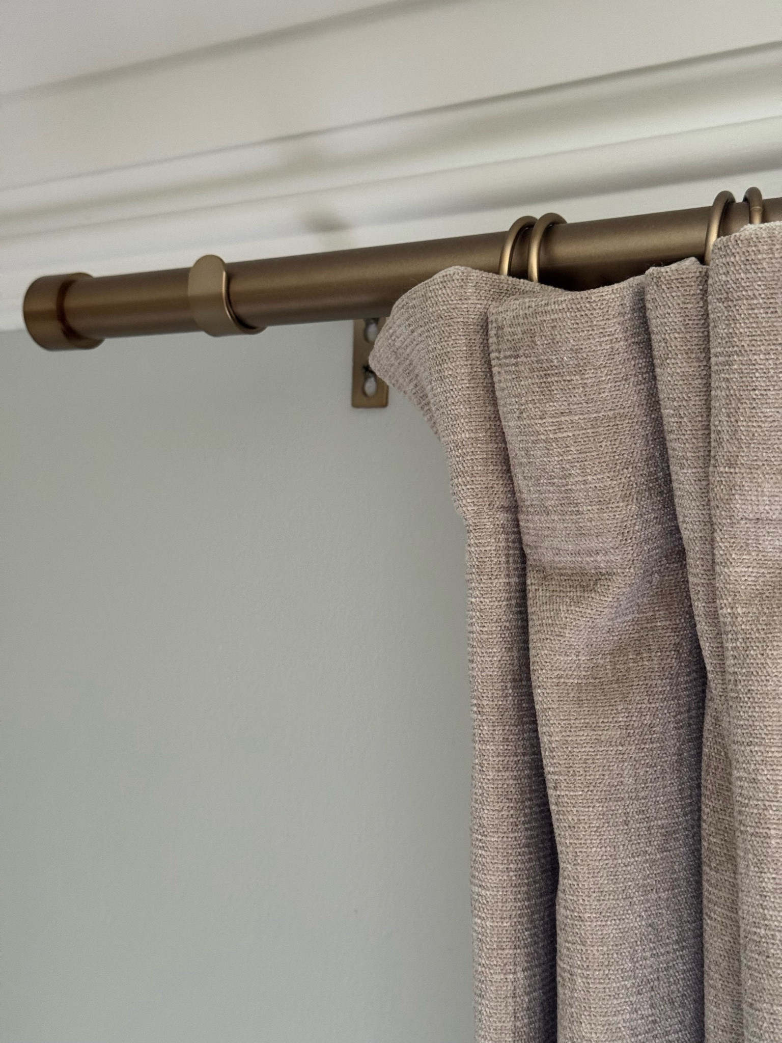 Inexpensive yet they still look so good! These are my go-to curtain rods and rings because they don’t break the bank and the quality is pretty good👌 