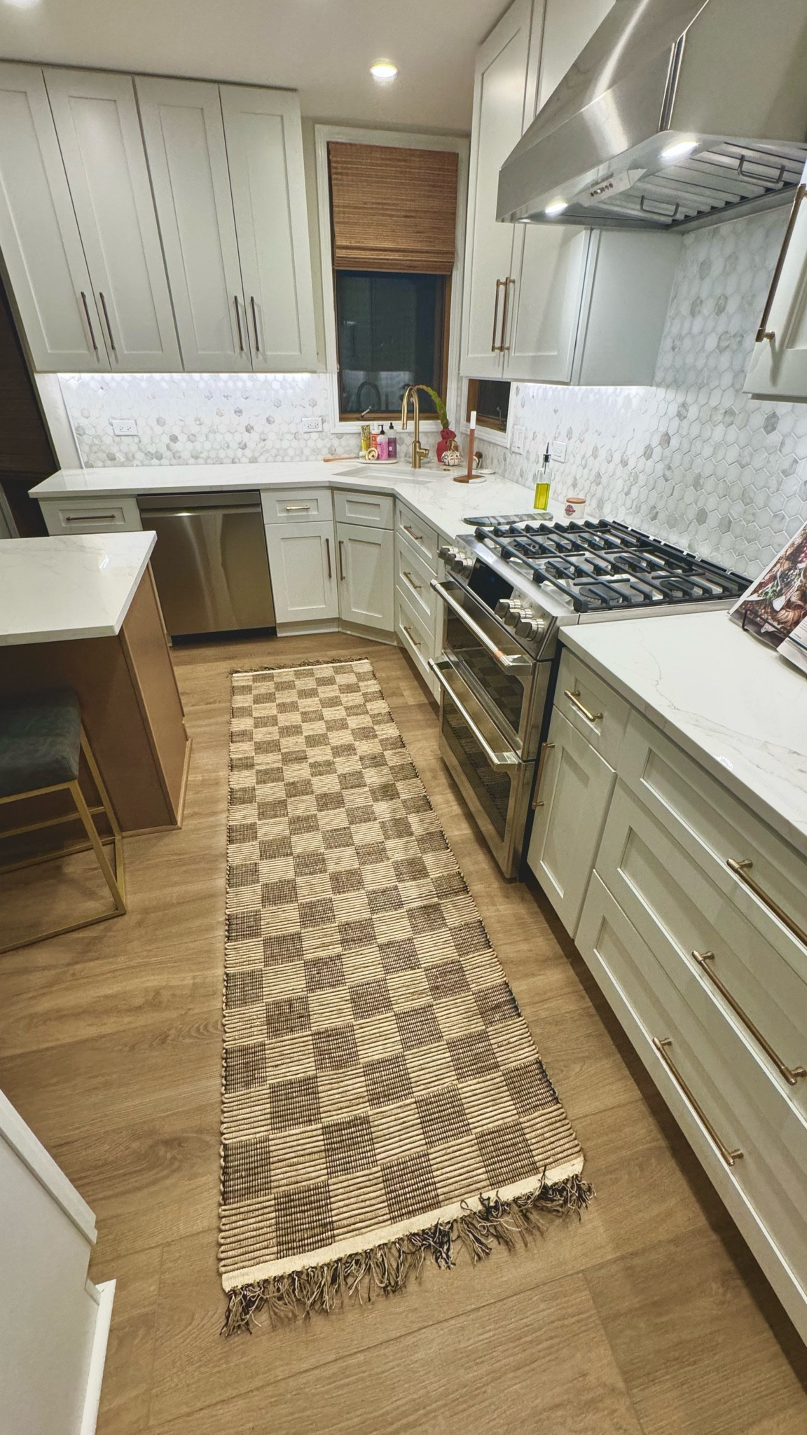 When the new kitchen runner hits just right 🤎🤍🖤



#LTKHome #LTKFindsUnder100
