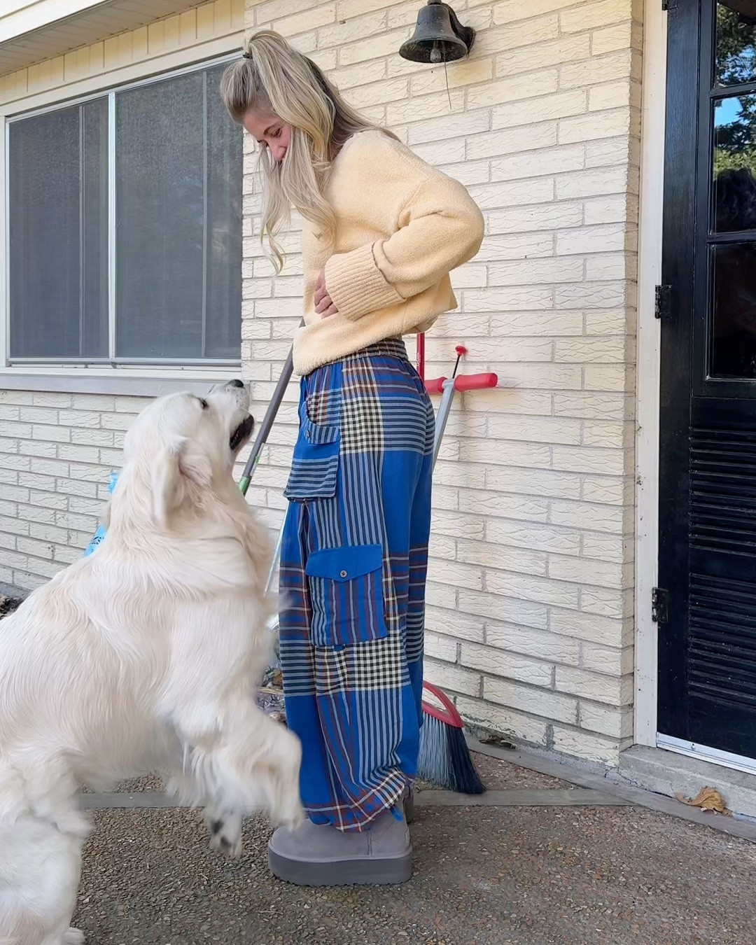comfiest free people cargo pants 💛💙  I bought the UGGs off Dillards last year so I couldn’t find the color but linked the same pair that come in three different colors. 🫶🏼🫶🏼
