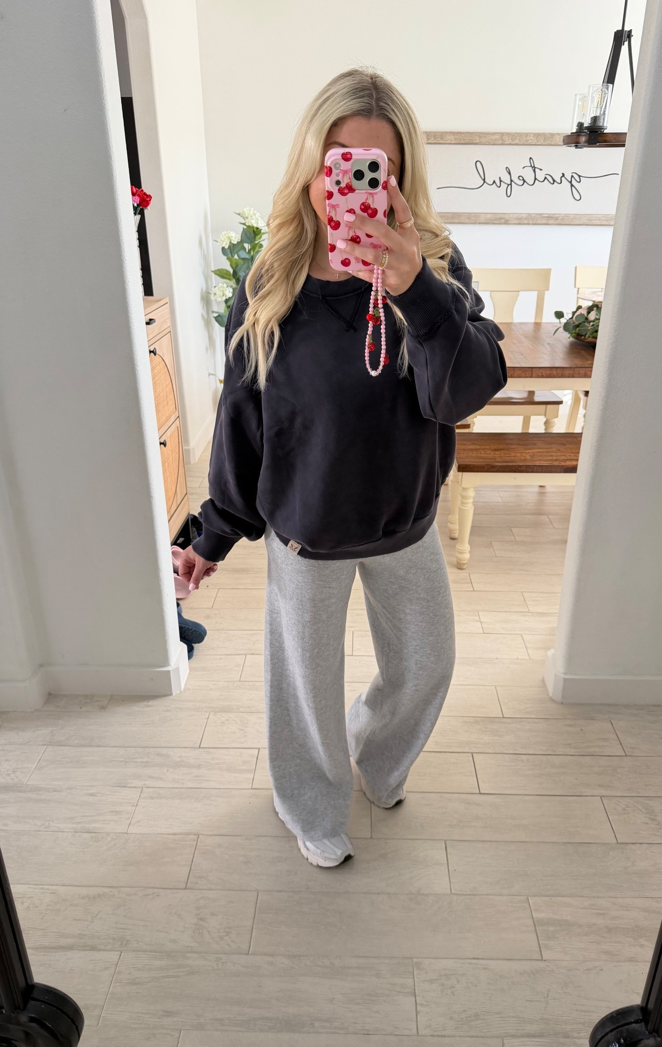 Comfy fit on sale
Size small
Nike sneakers tts