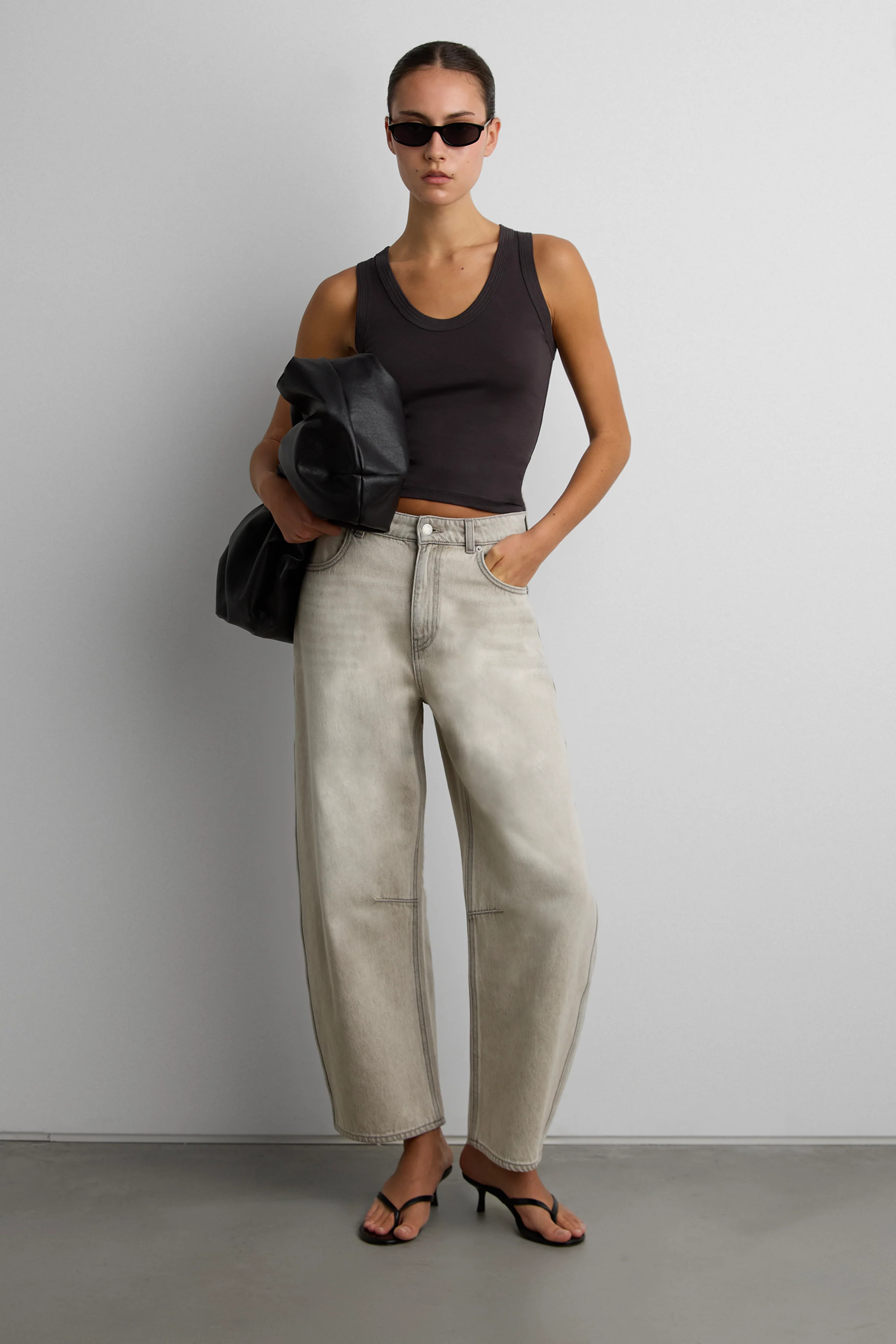MID-RISE BARREL LEG JEAN IN GREY WASH | OAK + FORT