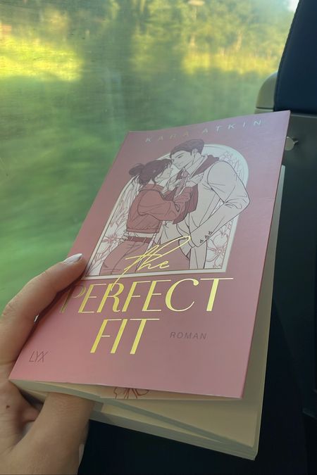 Kann man mal auf der Bahnreise von Hamburg nach Berlin durchlesen - 4/5 ⭐️ 

Kara Atkin, The Perfect Fit, Buch 

#LTKfindsunder50 #LTKtravel