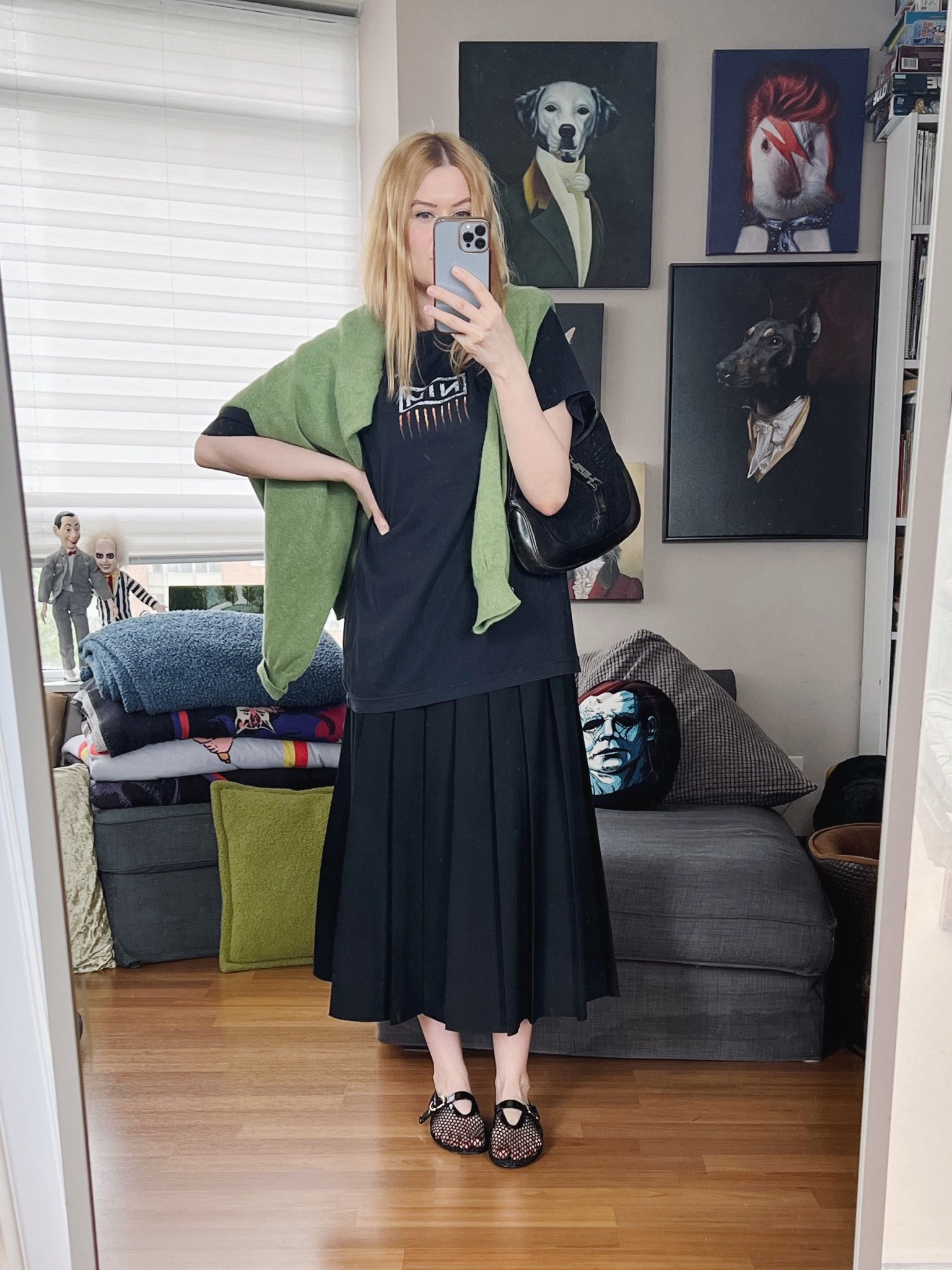 A little bit of green to complete the look. The sweater adds a touch of preppy to the Nine Inch Nails t-shirt.
Sweater and bag are vintage.
•
#springlook  #torontostylist #StyleOver40  #secondhandFind #fashionstylist #slowfashion #FashionOver40  #MumStyle #genX #genXStyle #shopSecondhand #genXInfluencer #genXblogger #secondhandDesigner #Over40Style #40PlusStyle #Stylish40

#LTKStyleTip #LTKSeasonal #LTKOver40