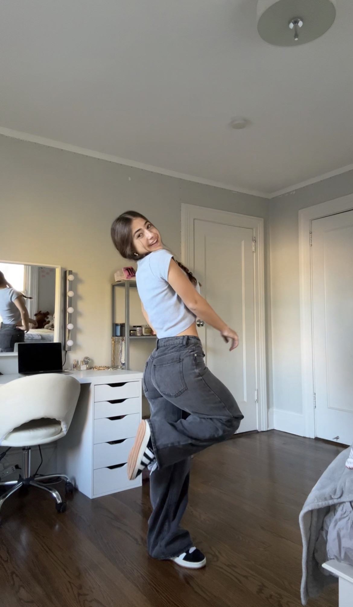 outfit from outfit inspo tiktok!
top: one size 
jeans: xs
shoes: 8