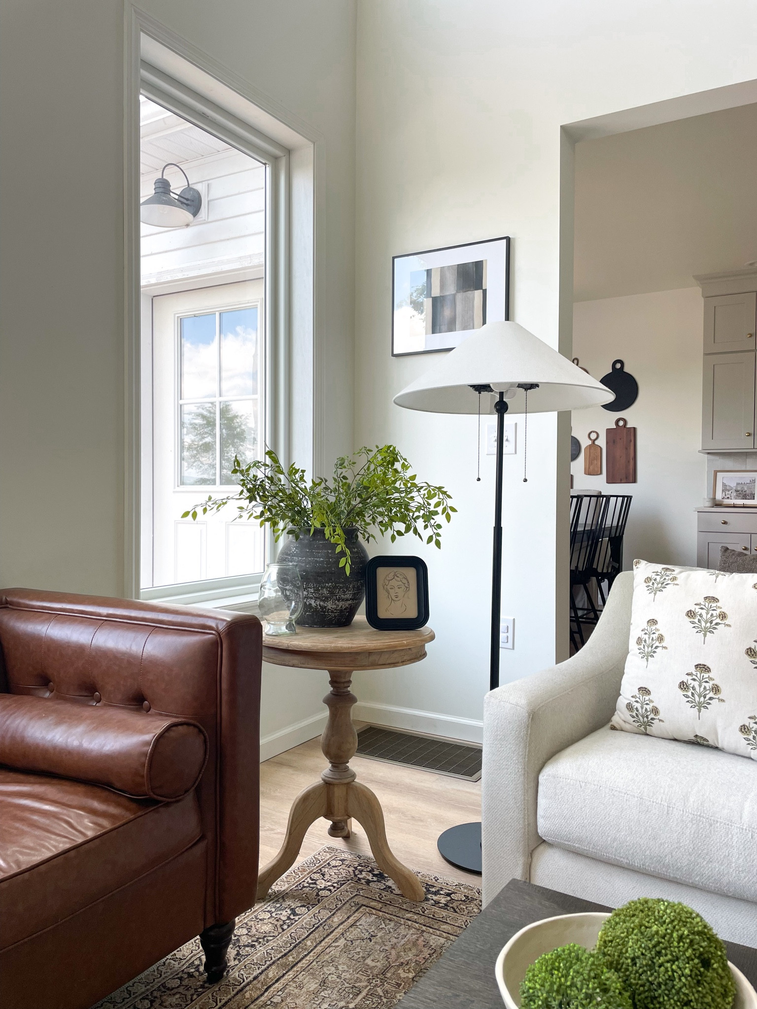 Loving this end table 🍂

Living room decor, end table, transitional decor, pedestal table, stems, lamp, white couch, leather couch, throw pillows, loloi rug

#LTKHome #LTKSeasonal