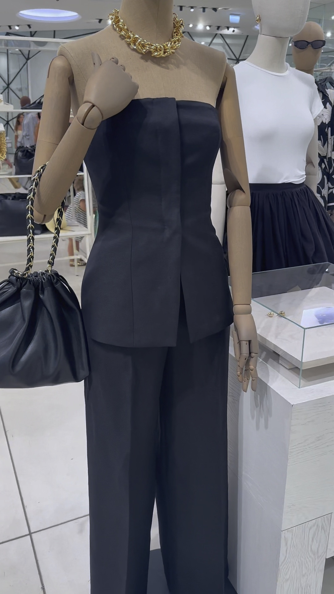 Girls Run to H&M 😍 This linen set is stunning how it accantuates around your waist 😍 I would wear a pallon sleeve white shirt to give it more drama 😍 what do you think? #hm #linenset #linen

#LTKworkwear #AugustBrandSpotlight #LTKsummer