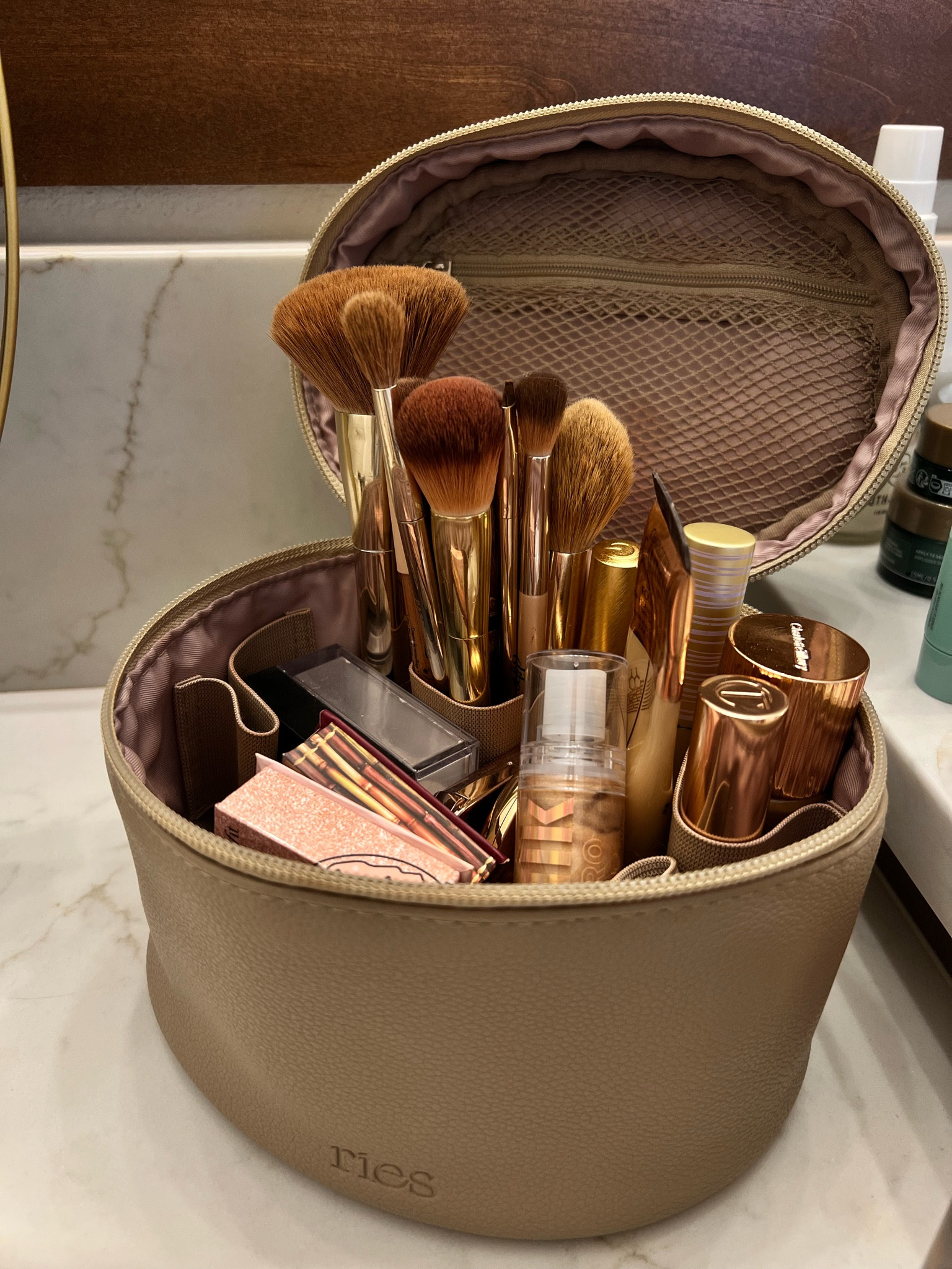 New makeup case😍

#LTKHoliday #LTKGiftGuide #LTKFindsUnder100