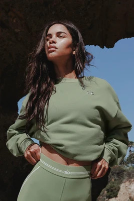 ALO | Accolade Crewneck Neck Pullover Top in Dune Grass, Size: Small | Alo Yoga