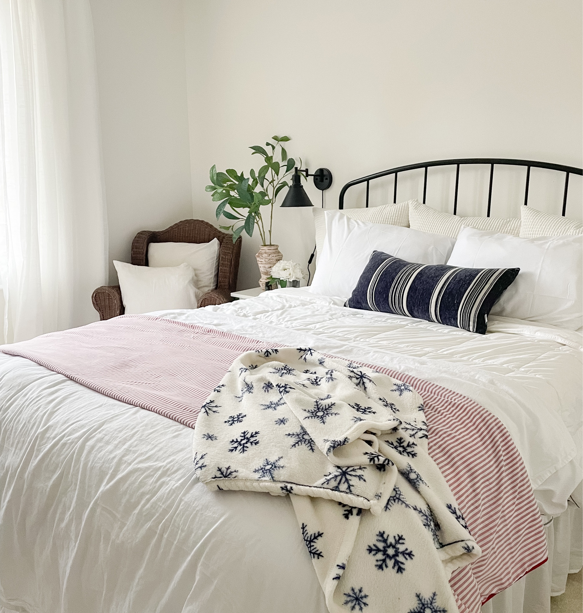 FARMHOUSE BEDROOM 

Touches of colour 🤍
.


#LTKhome