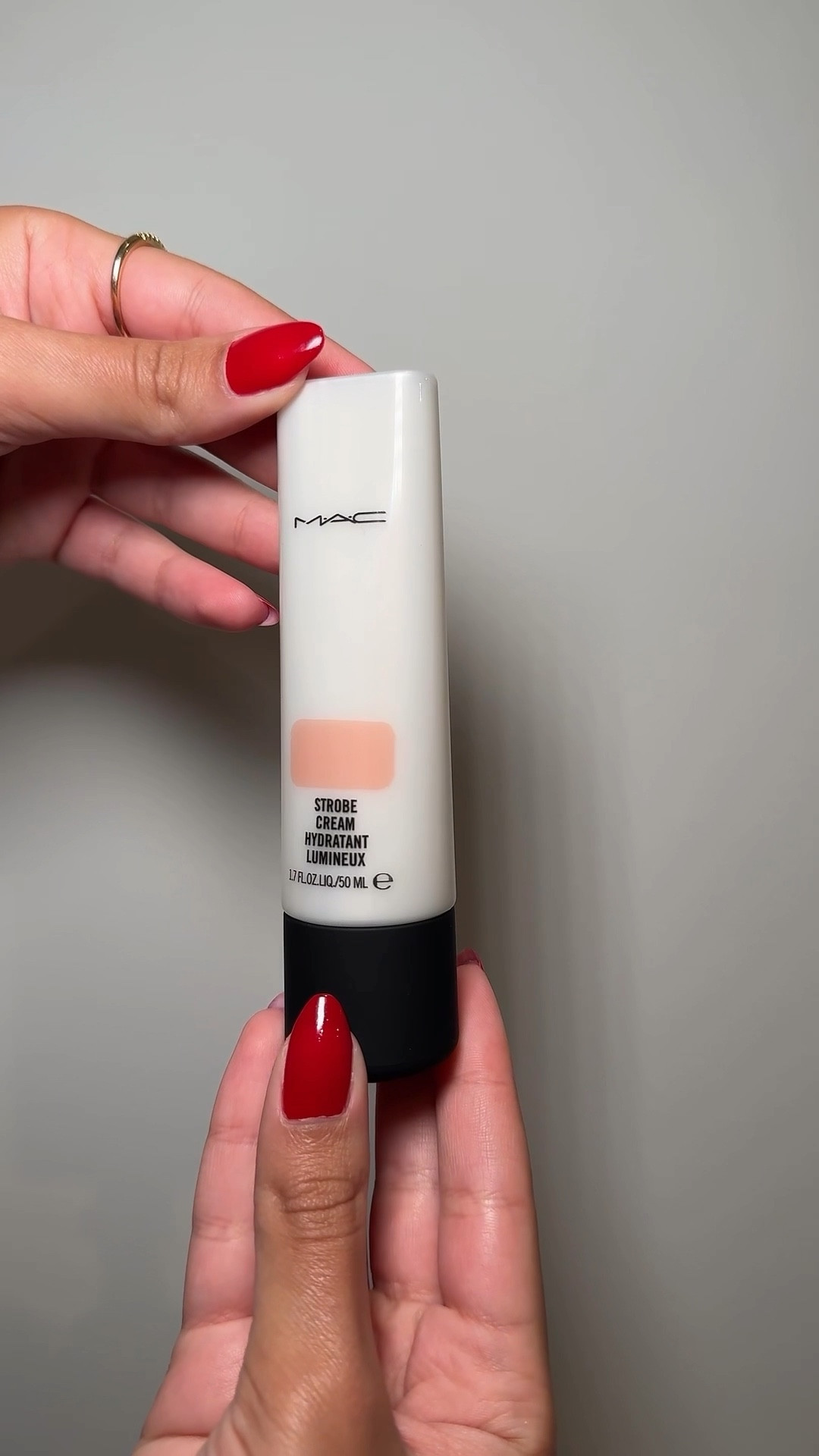 Try with me MAC Strobe Cream in Peachlite ✨
.
If I’m wearing a summer outfit, I’d apply it to my collar bones too ✨
.
Pink or peach tones blend seamlessly and better than white or gold in my opinion ✨
.
🔖 subscribe for more recommendations 
.
Have you tried it?