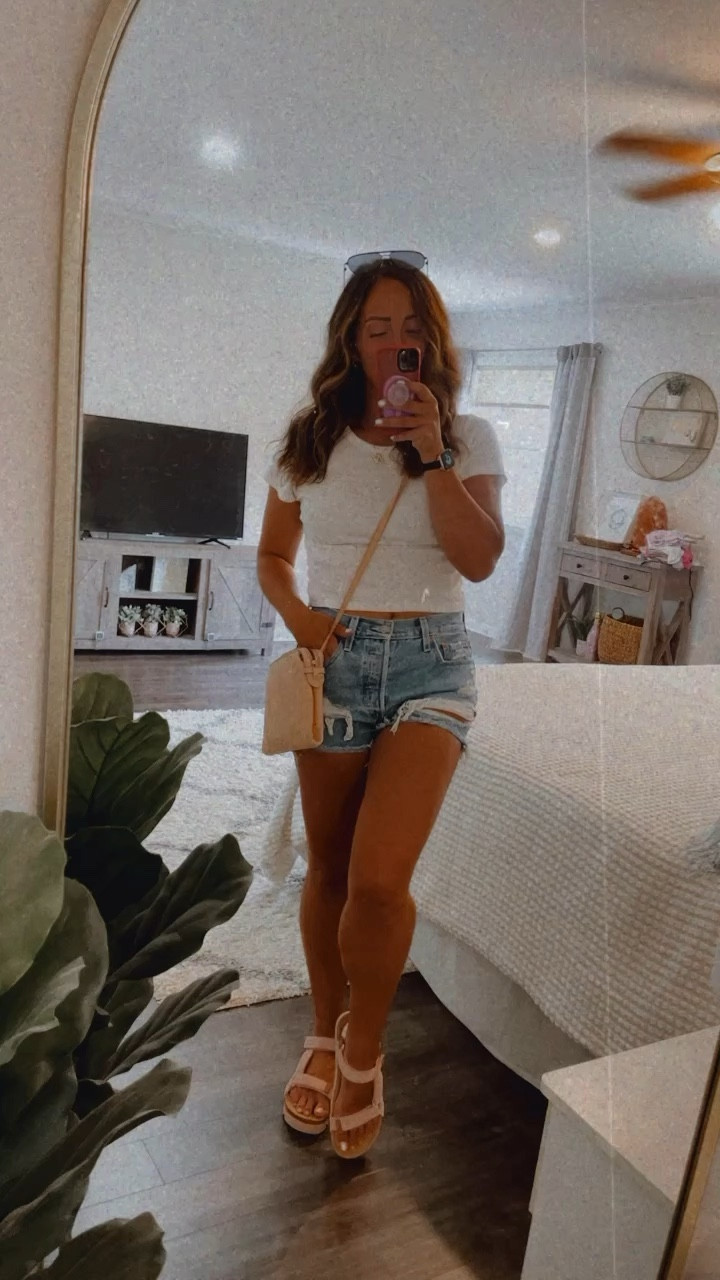Todays summerfest ootd 😎

Casual
Comfy
Levi’s 
Denim shorts
Summer ootd
Summer casual
Sandals
Pink sandals
Reefs

#LTKShoeCrush #LTKSeasonal #LTKSummerSales