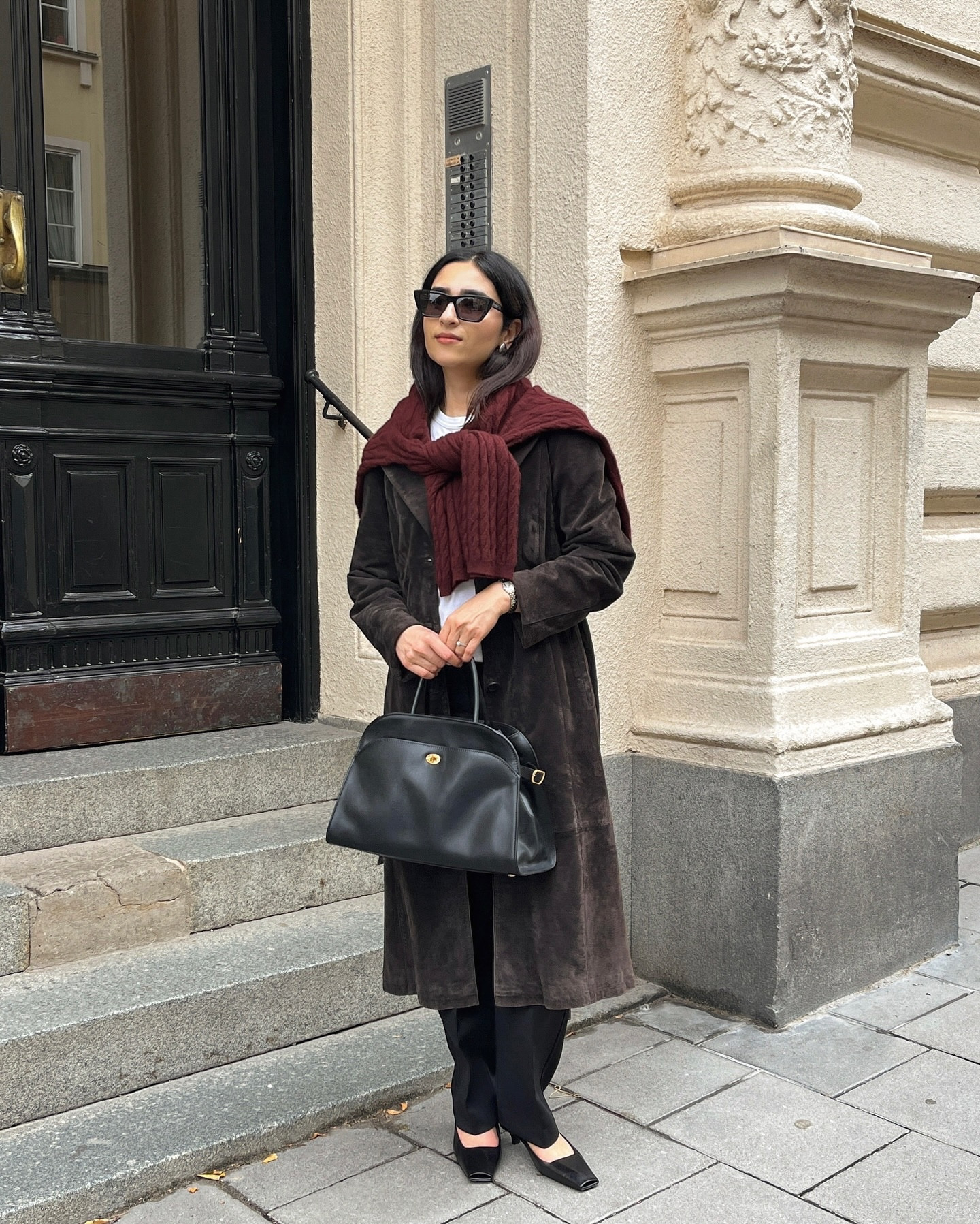 Suede coat & red touches
.
.
Fall outfits, Suede coat outfit fall, Chic fall looks, Classy fall outfits, Autumn outfit, Fall fashion, Burgundy tones fall

#LTKeurope #LTKautumn #LTKluxury