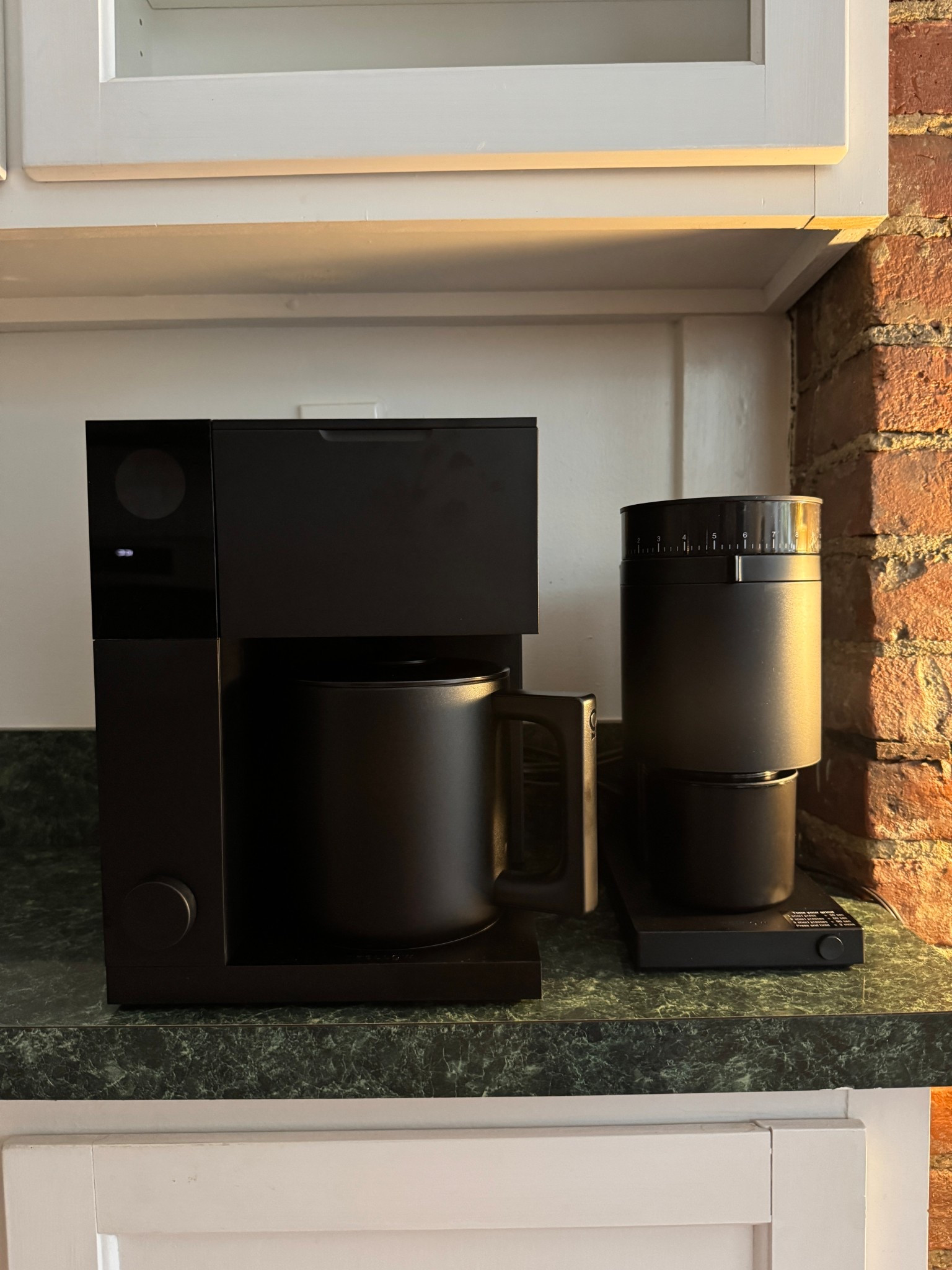 New coffee stack 🖤✨


#williamssonoma #fellowaiden #moderncoffee #coffeemachine #dripcoffee

#LTKHoliday #LTKGiftGuide #LTKHome