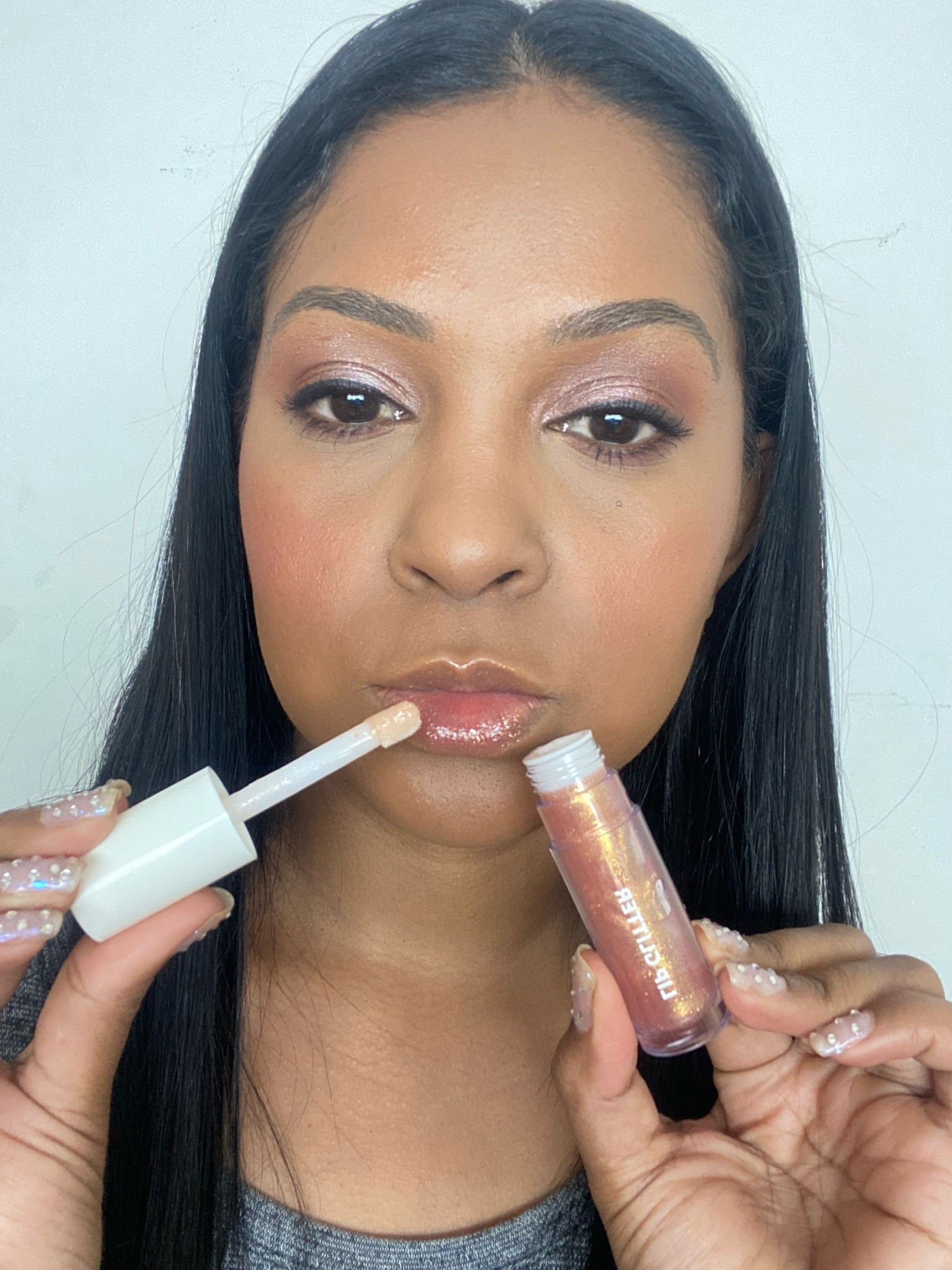Gloss perfeito com glitter, conheça
esse lançamento da Dailus Gloss com glitter com micropartículas ultrabrilhantes, textura leve, hidrata e protege os
lábios.
Disponível em três tonalidades: Gold Glitter, Holo
Bomb, e Pink Glass.
Usei a cor Gold Glitter.
Não fica pegajoso nos lábios, eu amei !
Produto vegano | livre de parabenos | Cruelty-free

#LTKbrasil #LTKSeasonal #LTKbeauty