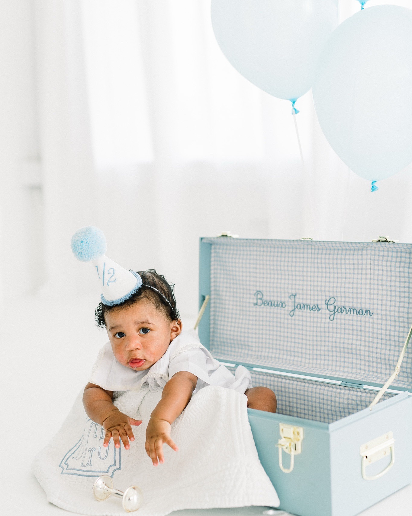 Half Birthday Photoshoot Inspiration for a boy 🎈 

Half birthday, baby boy, Petite Keep, gingham, cake, balloons, heirlooms 