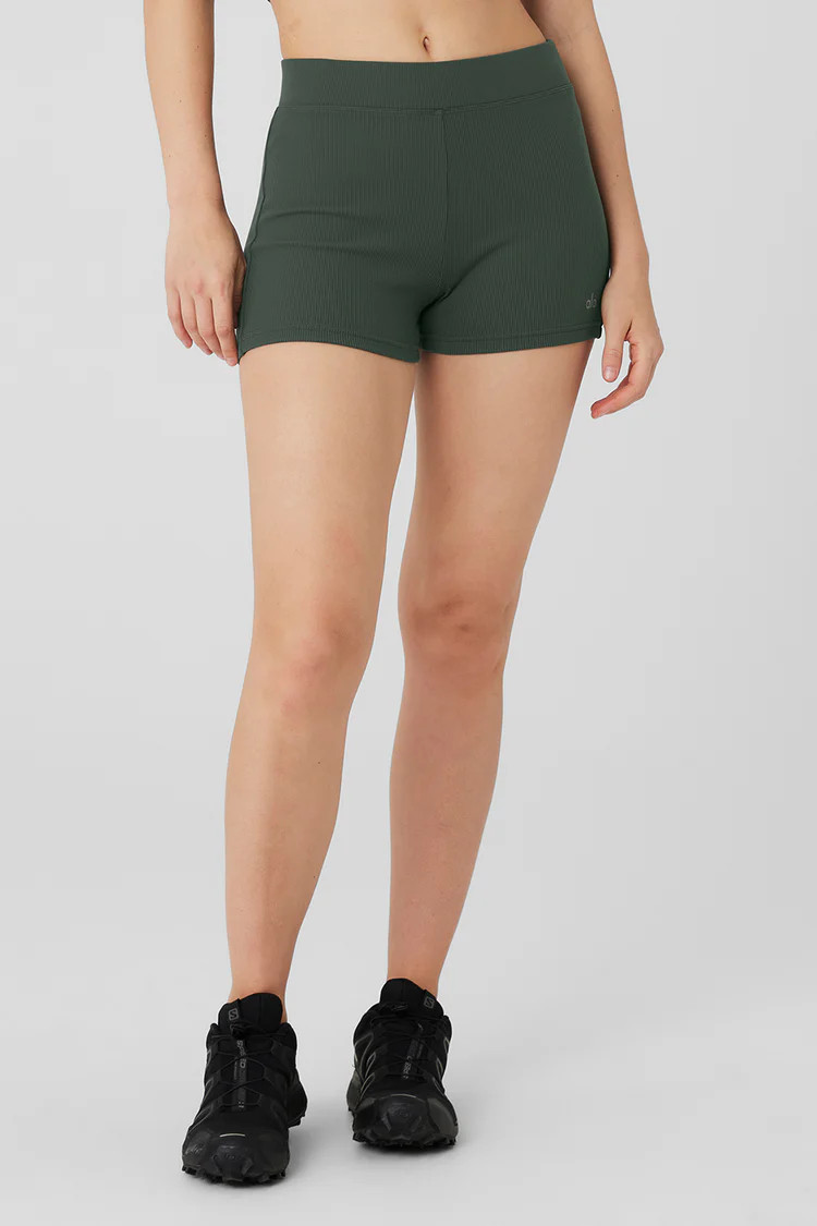 Goddess Ribbed High-Waist Hot Short - Dark Cactus | Alo Yoga (US)