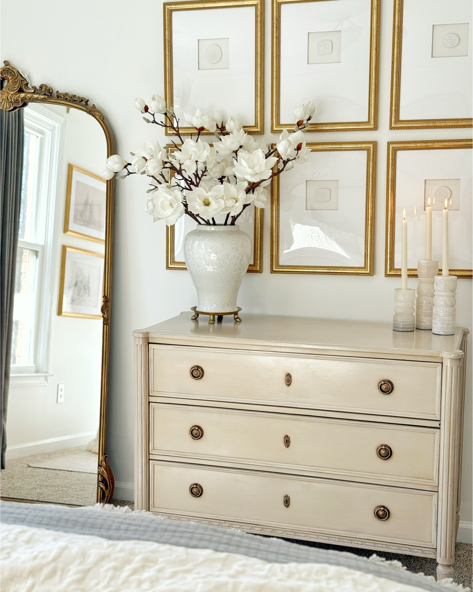 Classic never misses. 

Soft light, fresh blooms, a touch of gold… and suddenly the whole room feels calmer.
Proof that you don’t need a full makeover — just one beautiful moment done right 🌿

Do you prefer light + airy or moody + cozy? 👇

#HomeDetails #NeutralHome #CozyCorner #ClassicStyle 