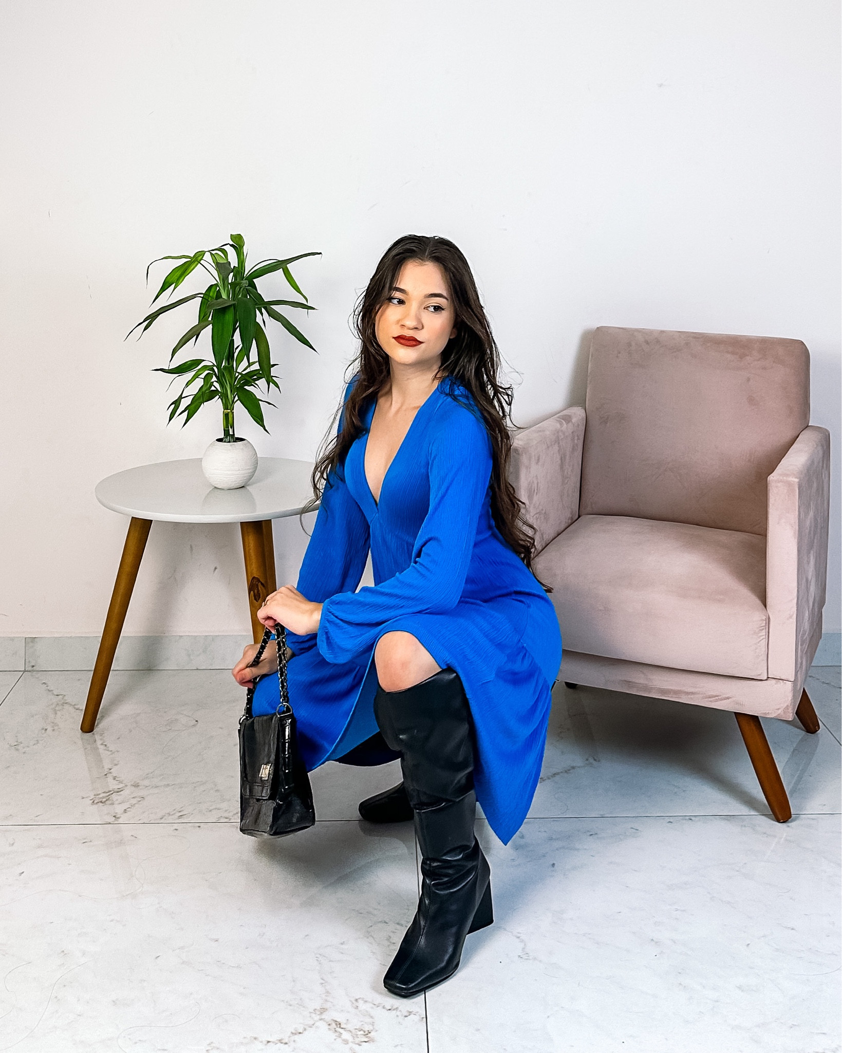 Look vestido azul com preto (bota preta e bolsa preta)

#LTKbrasil