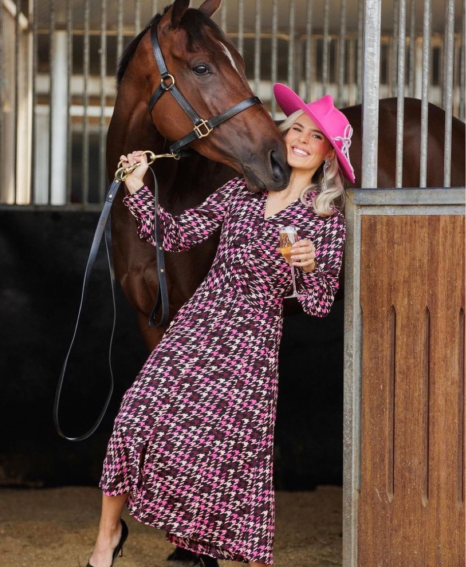 A French kiss! ☺️ Shop the beautiful black and pink midi dress below!

#LTKaustralia #LTKFind #LTKstyletip