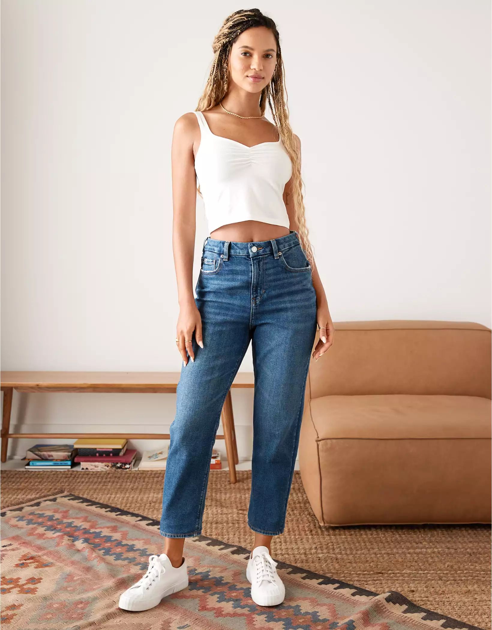 Juliana  is 5' 7"(1.7 m), wearing size 2 long | American Eagle Outfitters (US & CA)