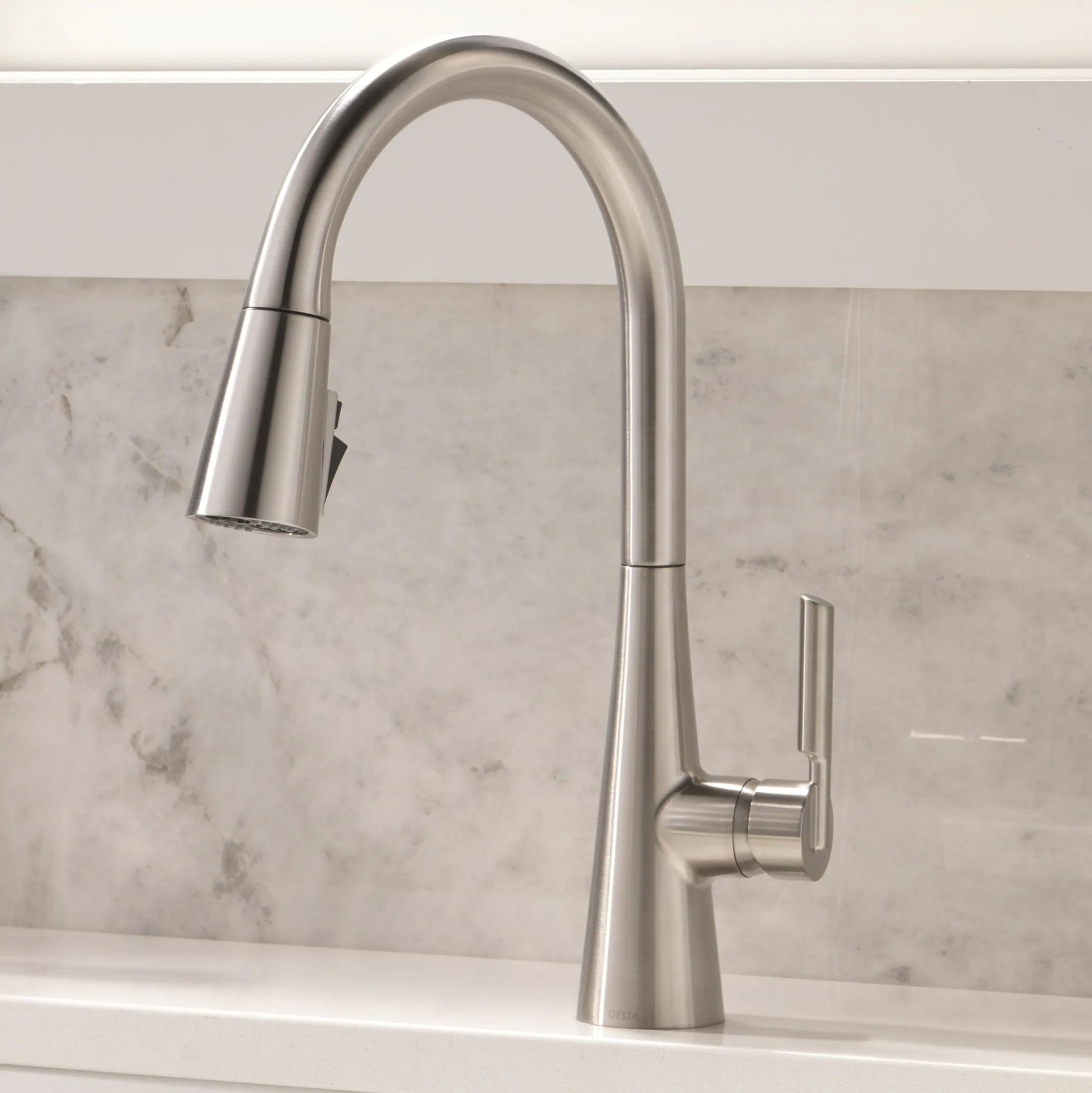 Delta Kylo Stainless Steel Single Handle Deck-mount Pull-down Kitchen Faucet with Sprayer (Includes Deck Plate) | 19846Z-SS-DST | Lowe's