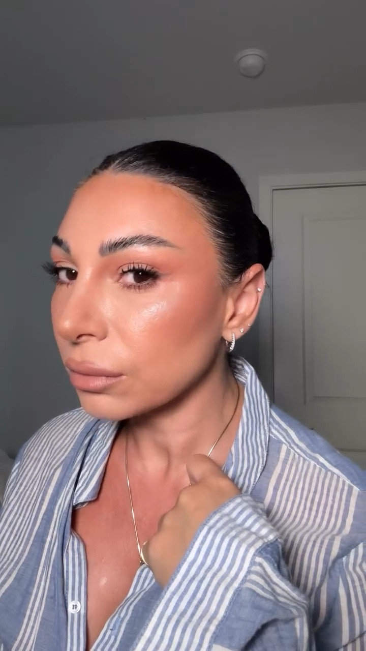 Let’s glow up.. 

@elcientials 7 essence, eye cream 
@elciecosmetics dry oil, primer,  foundation , loose powder, hydra enhancer, mascara, brow gel
@anastasiabeverlyhills  microstroke 
@lysbeautyofficial  cream bronzer
@lauramercier highlighter
@maccosmetics shadow
@armanibeauty concealer, bronzer pressed powder
@rhode cream blush “freckle"
@mphbeauty lipliner “skinny sip”
@makeupbymario  matte lipstick “Erin”

All deets on shade in LTK! Link in bio 🤎

#LTKStyleTip #LTKBeauty