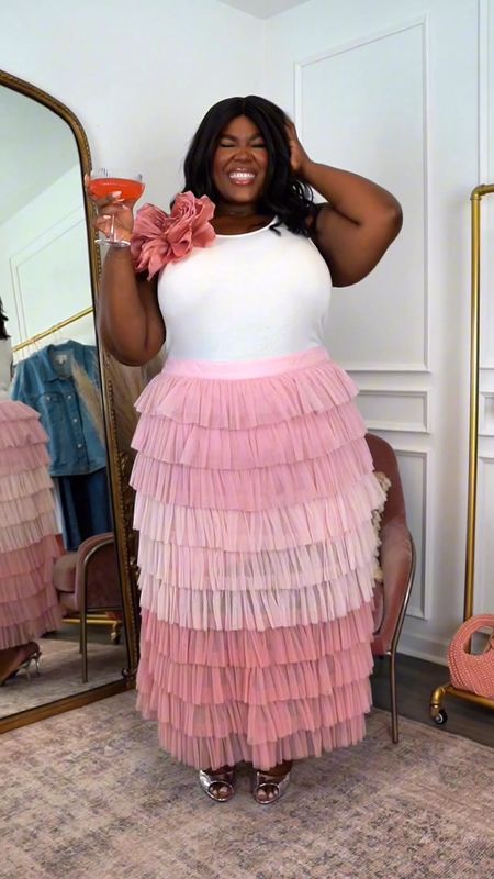 How to dress like Carrie Bradshaw✨💐 Wear a statement skirt, a fitted tank, and add some cutie accessories!

TANK XXL
SKIRT 3X runs large

Plus Size Wedding Guest Outfit, carrie bradshaw, summer trends, spring outfit inspo, plus size fashion, vacation, pink outfit, maxi skirt

#LTKPlusSize #LTKFindsUnder100 #LTKFindsUnder50