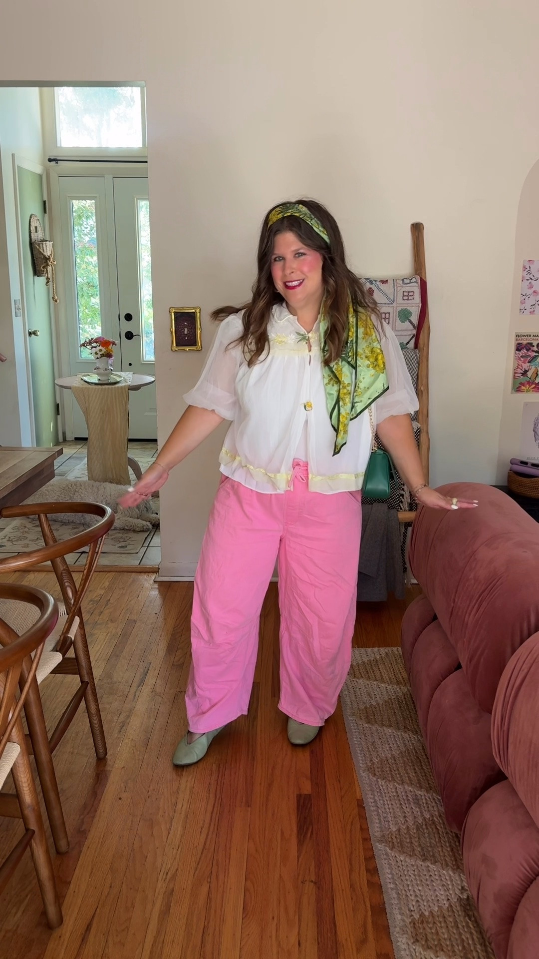 A colorful outfit for meeting the teacher day! Wouldn’t have it any other way 💃💛🤍💚💗💃


#colorfuloutfit #maximalist #dopaminedressing #ootd #meettheteacher