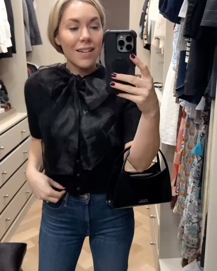 The famous claw clip bag 🫶🏻

Bow top (runs tts)
Perfect straight leg jean (runs tts)

#LTKSeasonal #LTKgrwm #LTKFindsUnder100