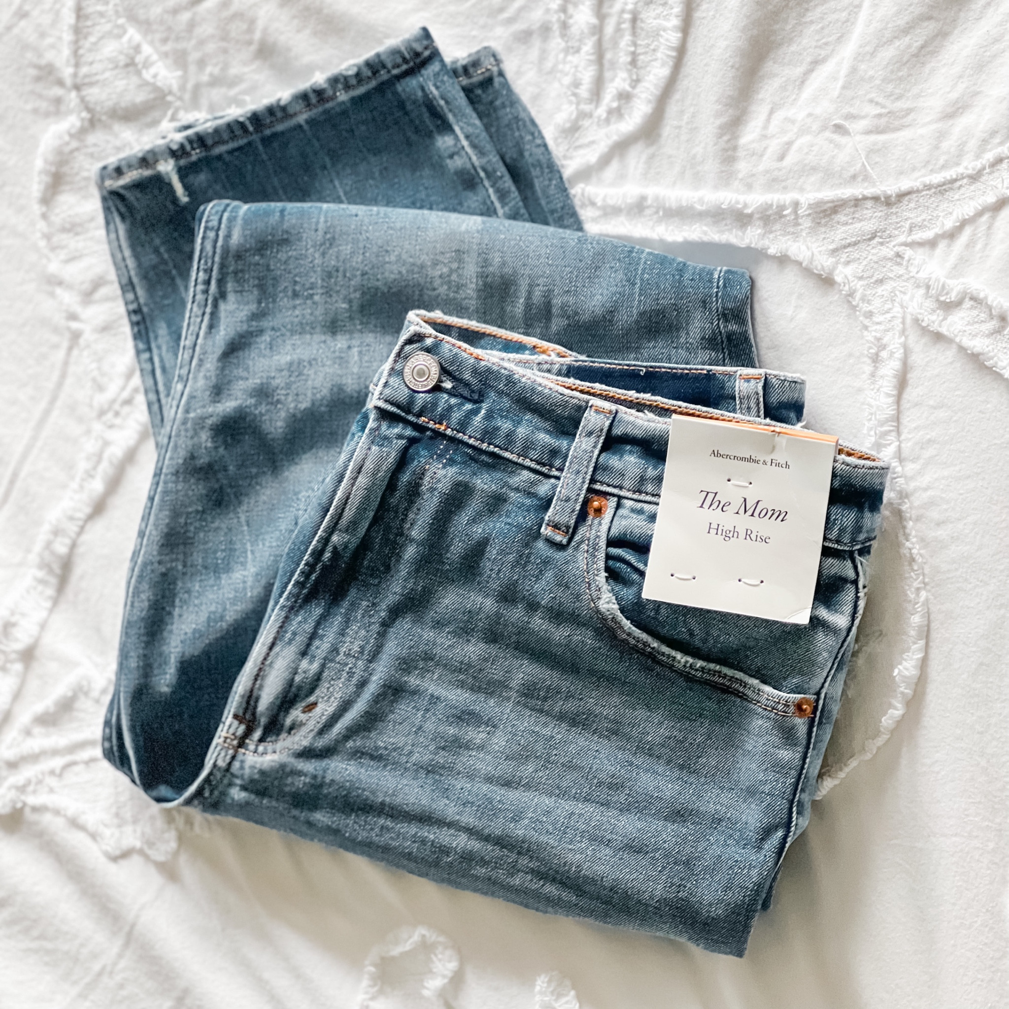 I just discovered my  favorite pair of non-skinny denim and, of course, they’re from Abercrombie! I absolutely love the cut of these high rise #momjeans (a slightly tapered slim straight). Regarding size: I went with my larger size so that they were a bit less fitted (I wanted a casual look) and since I am 5’8” I chose the Tall option because the Regular length was way too cropped on me.